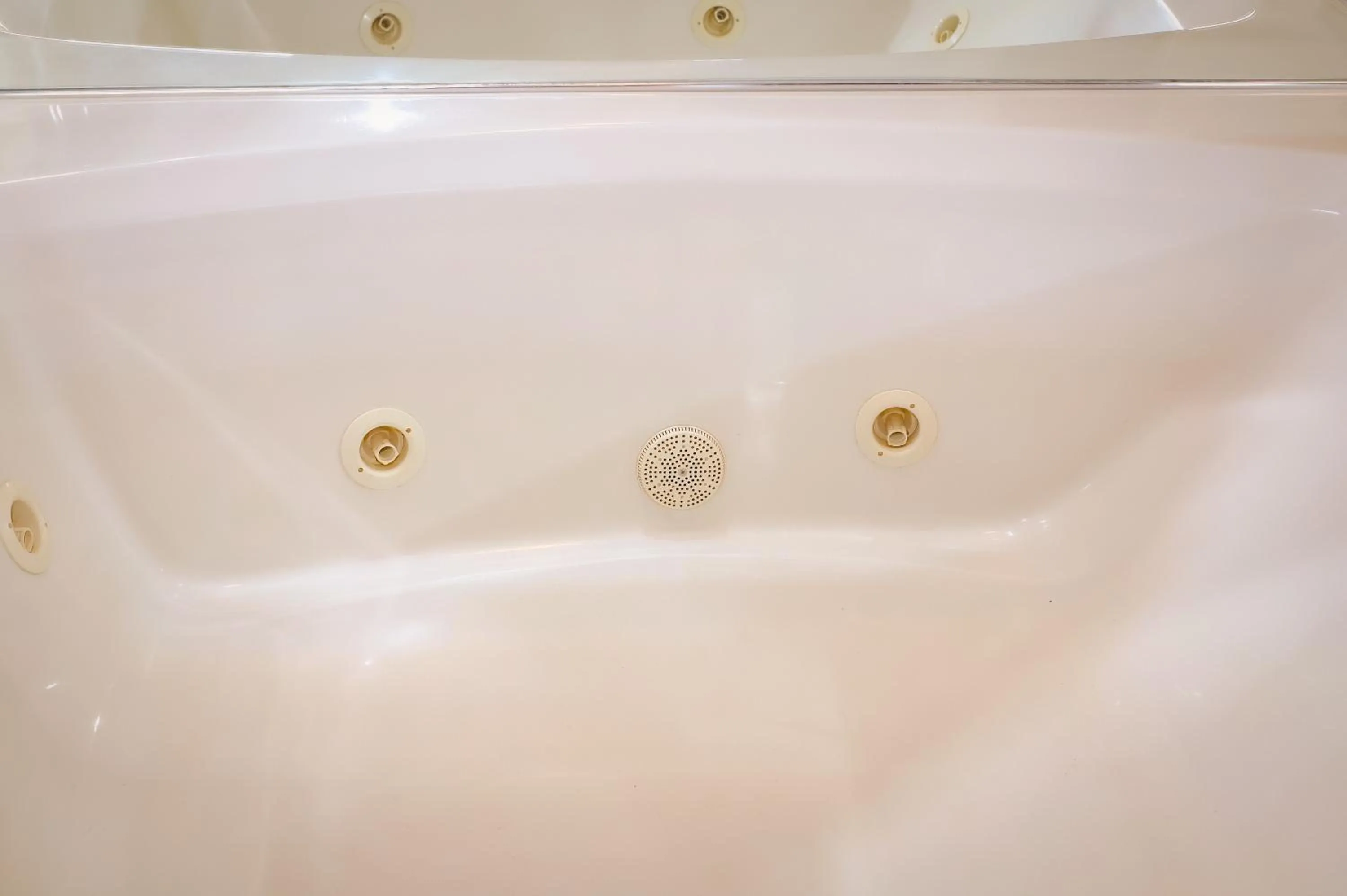 Hot Tub, Bathroom in Cozy House Inn by Marifah