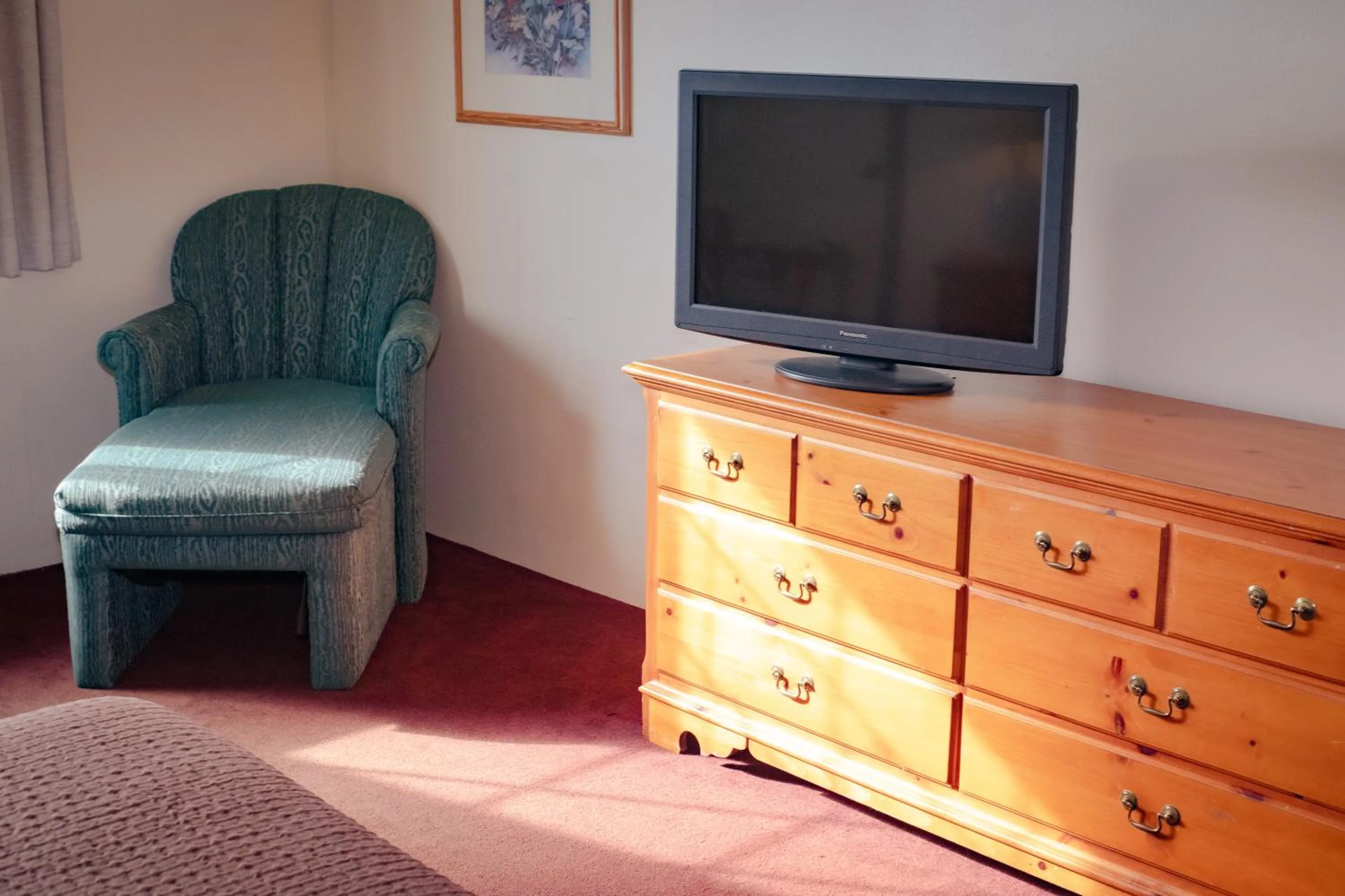 TV and multimedia, TV/Entertainment Center in Cozy House Inn by Marifah