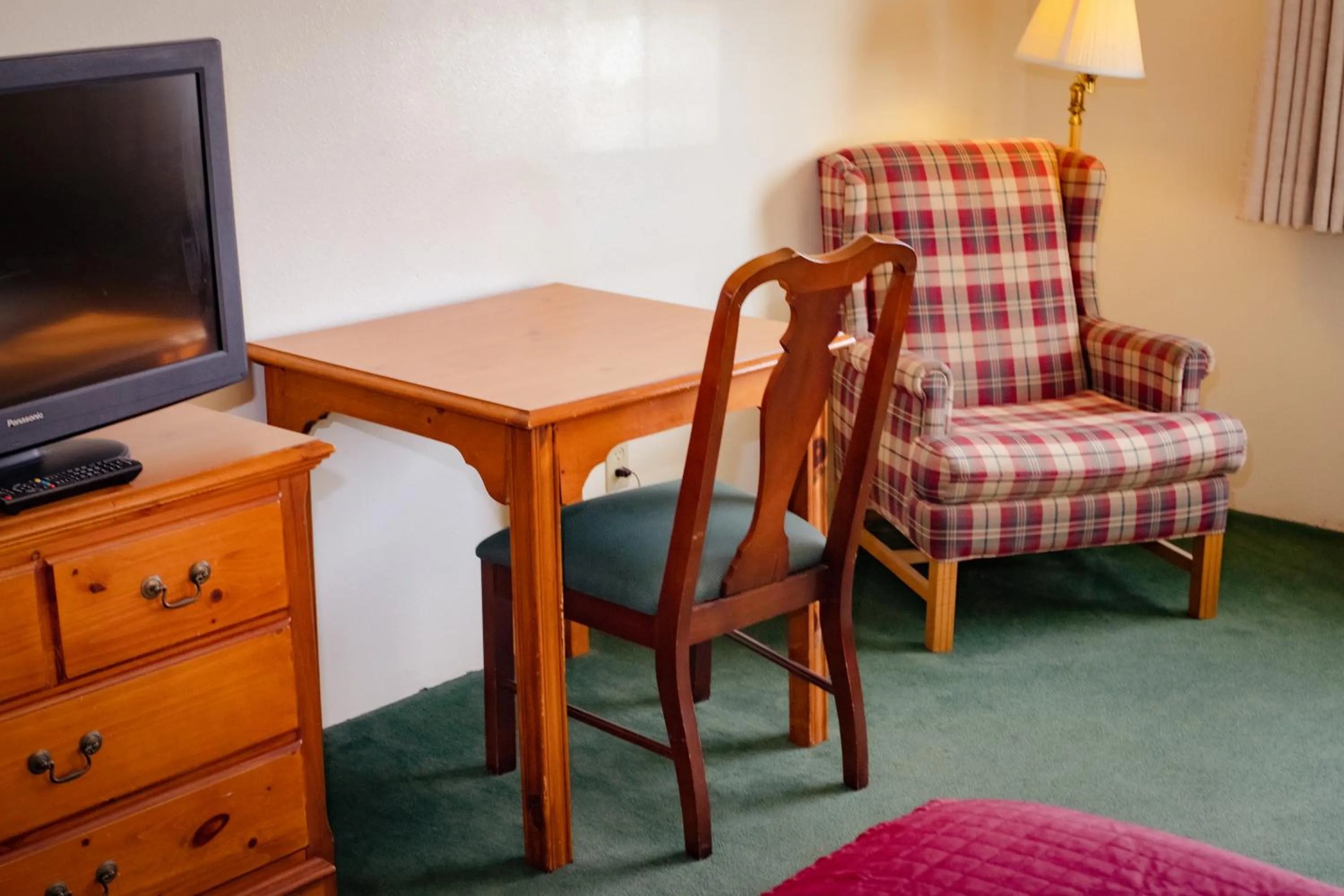 TV and multimedia, Seating Area in Cozy House Inn by Marifah