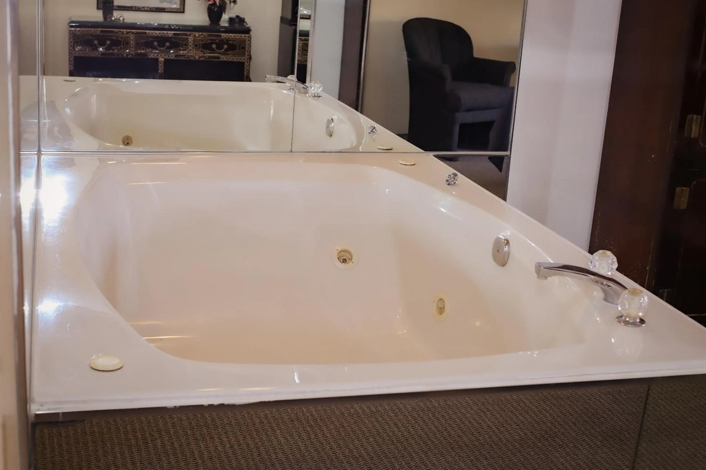 Hot Tub, Bathroom in Cozy House Inn by Marifah