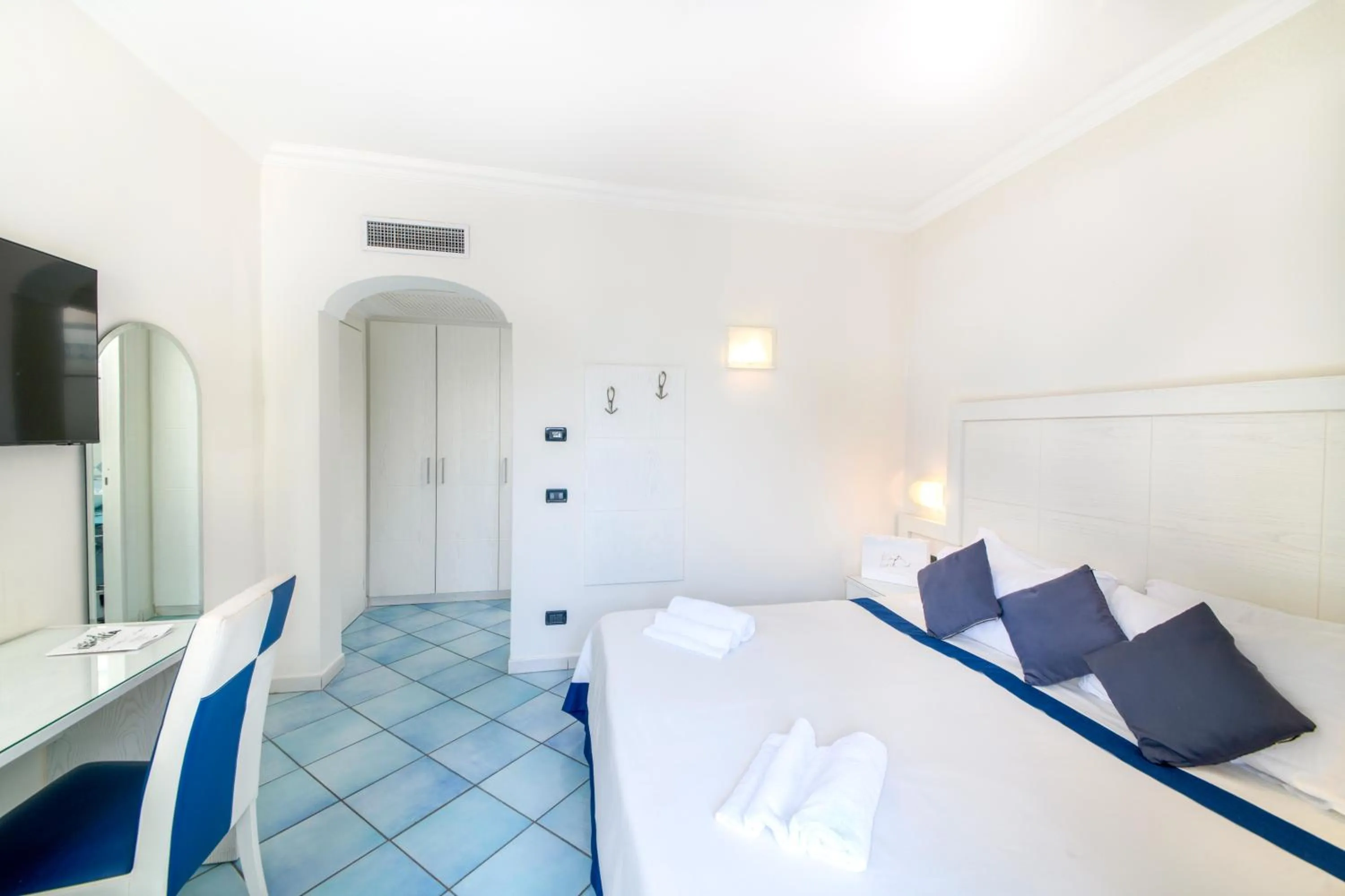 Photo of the whole room, Bed in Hotel Villa Durrueli Resort & Spa