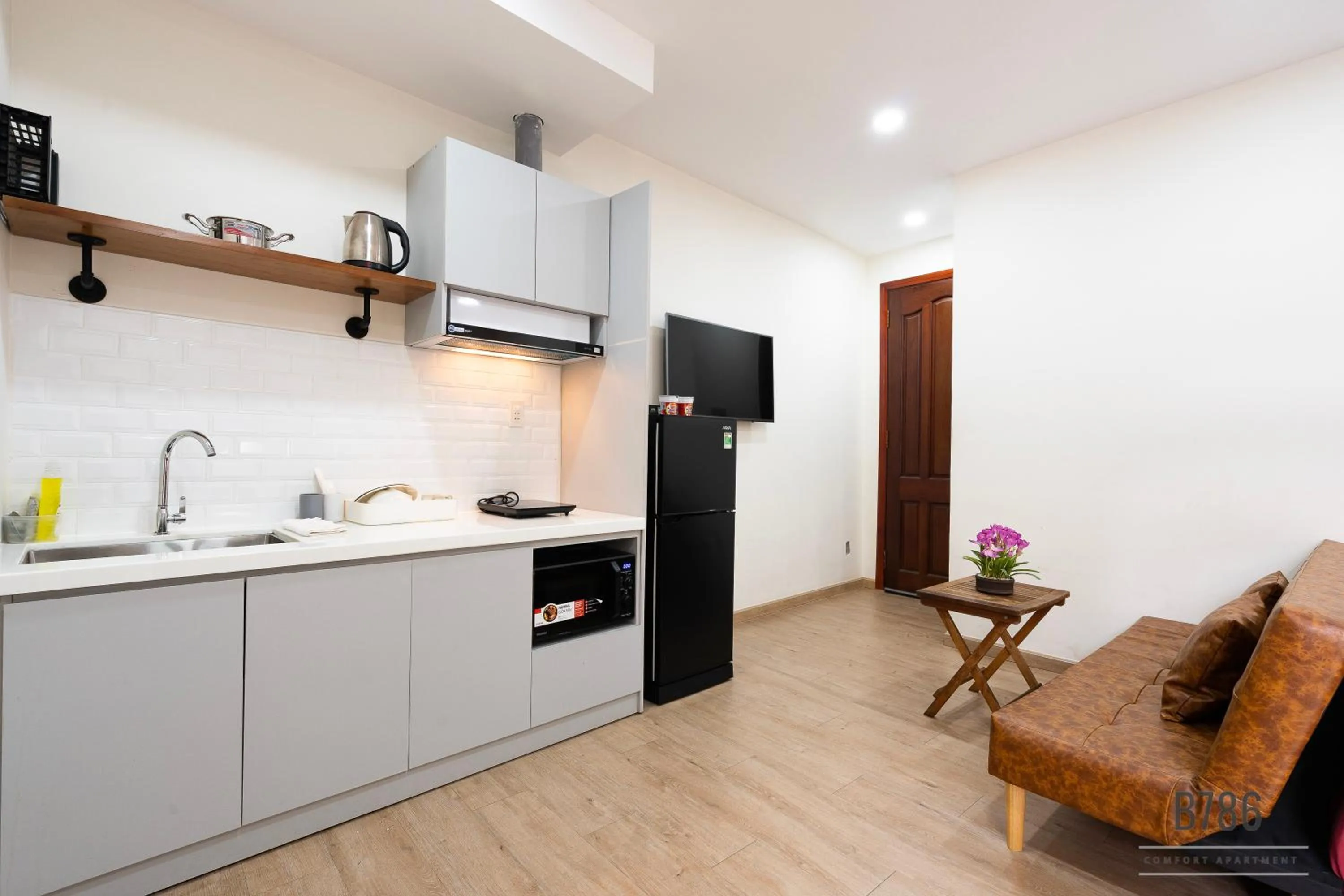 B786 Airport Apartment