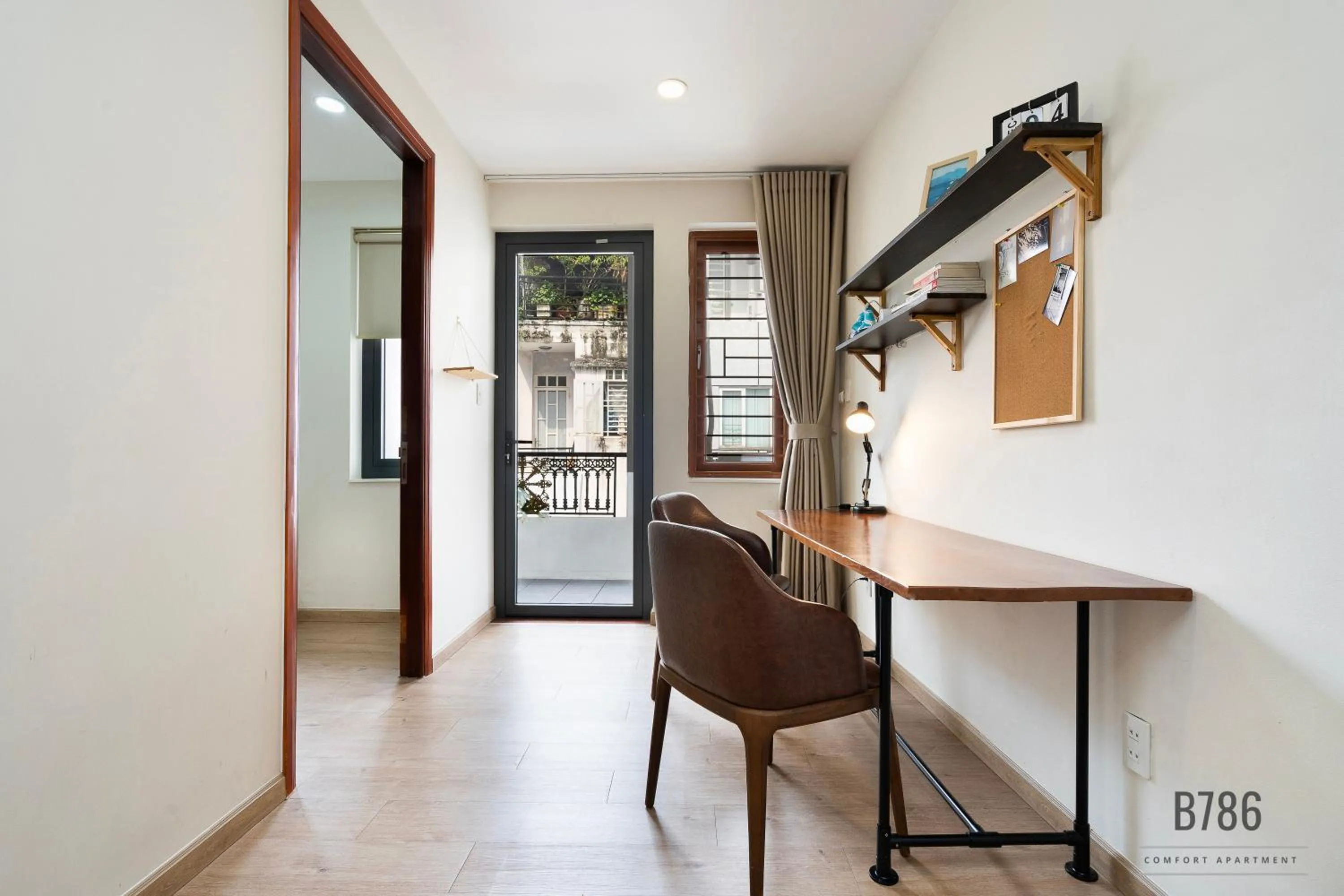 B786 Airport Apartment