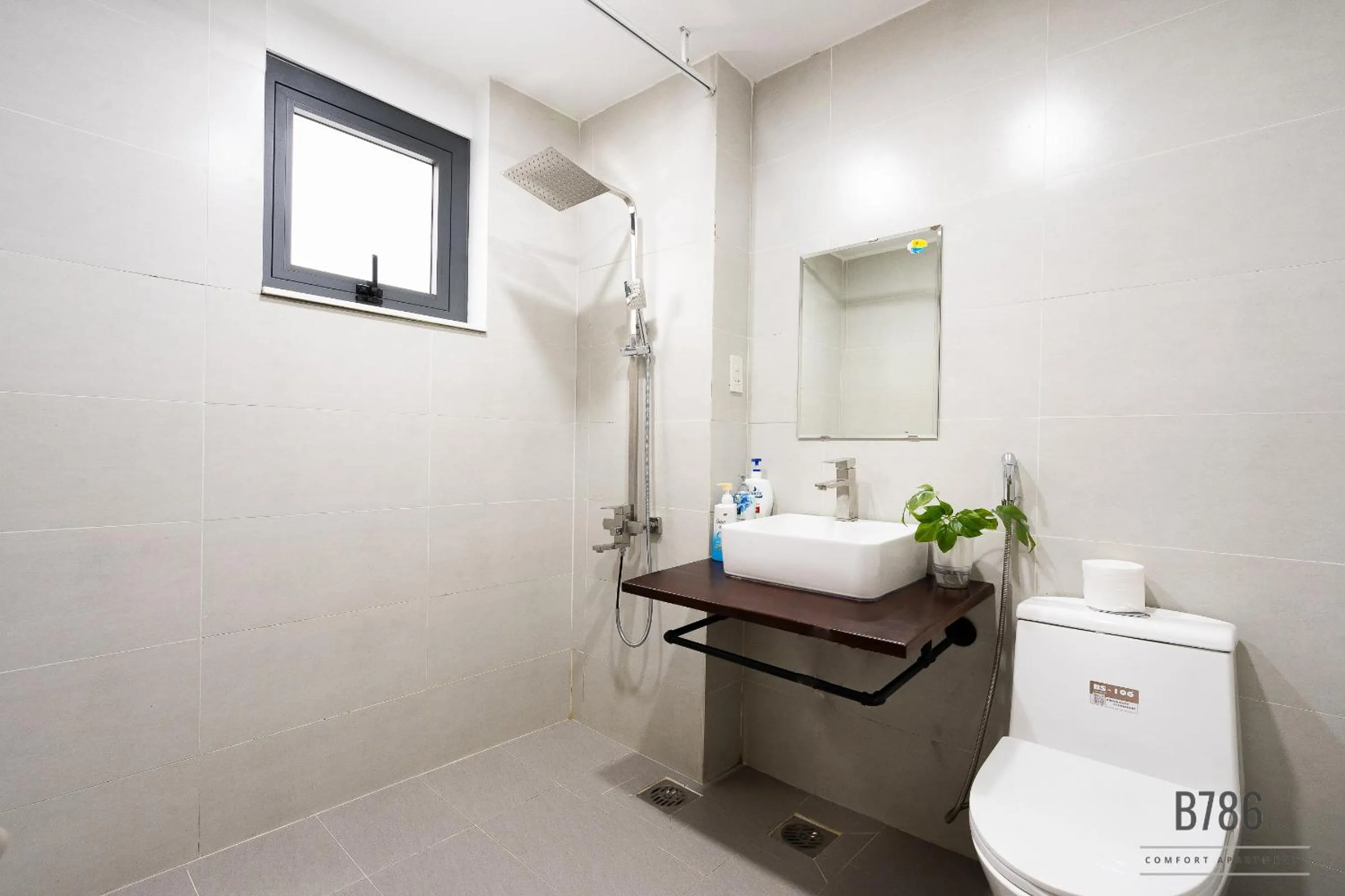 Toilet in B786 Airport Apartment