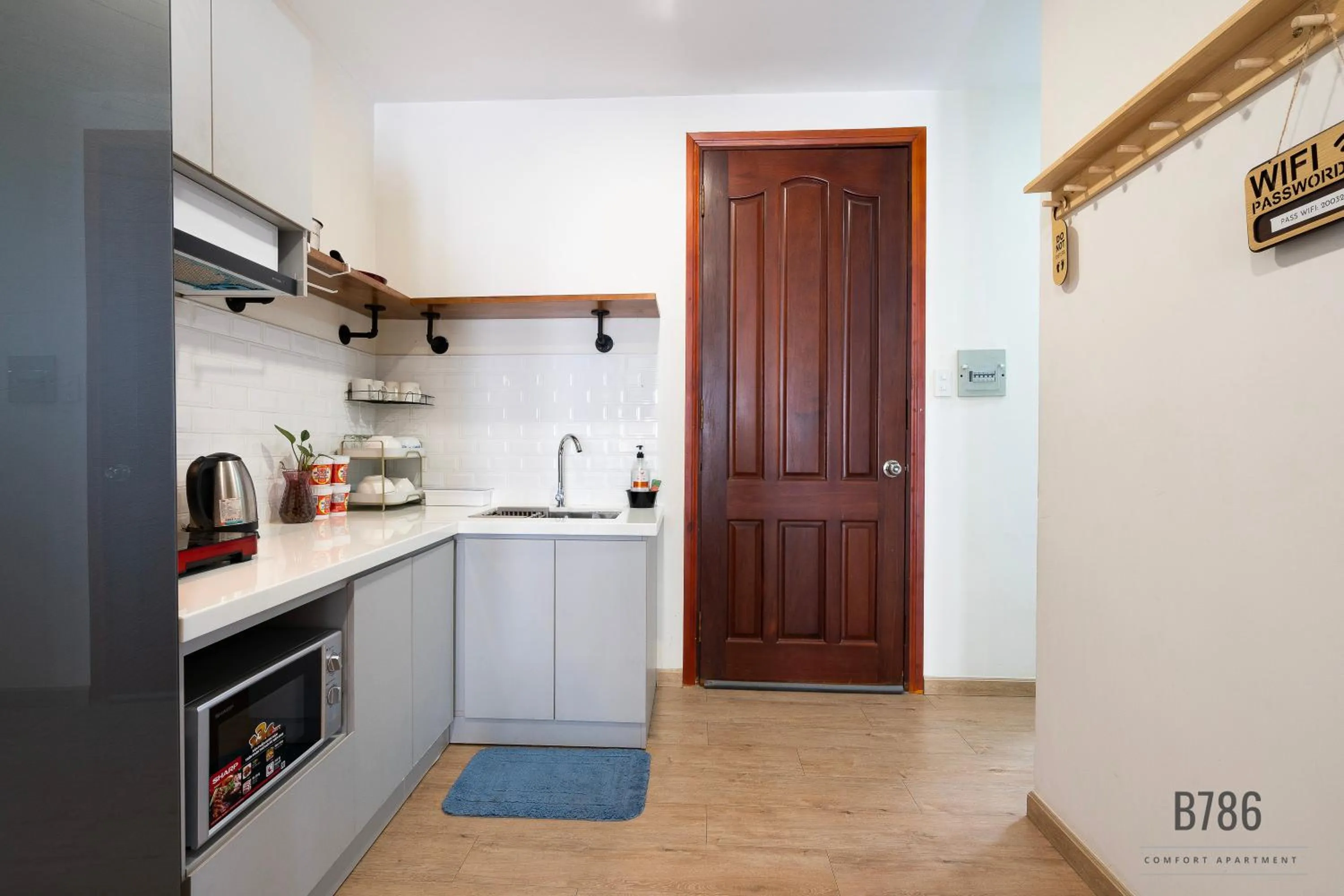 B786 Airport Apartment