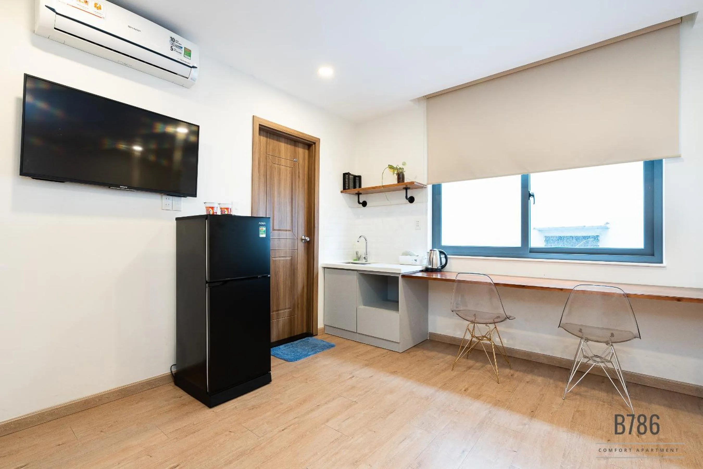 Dining area in B786 Airport Apartment