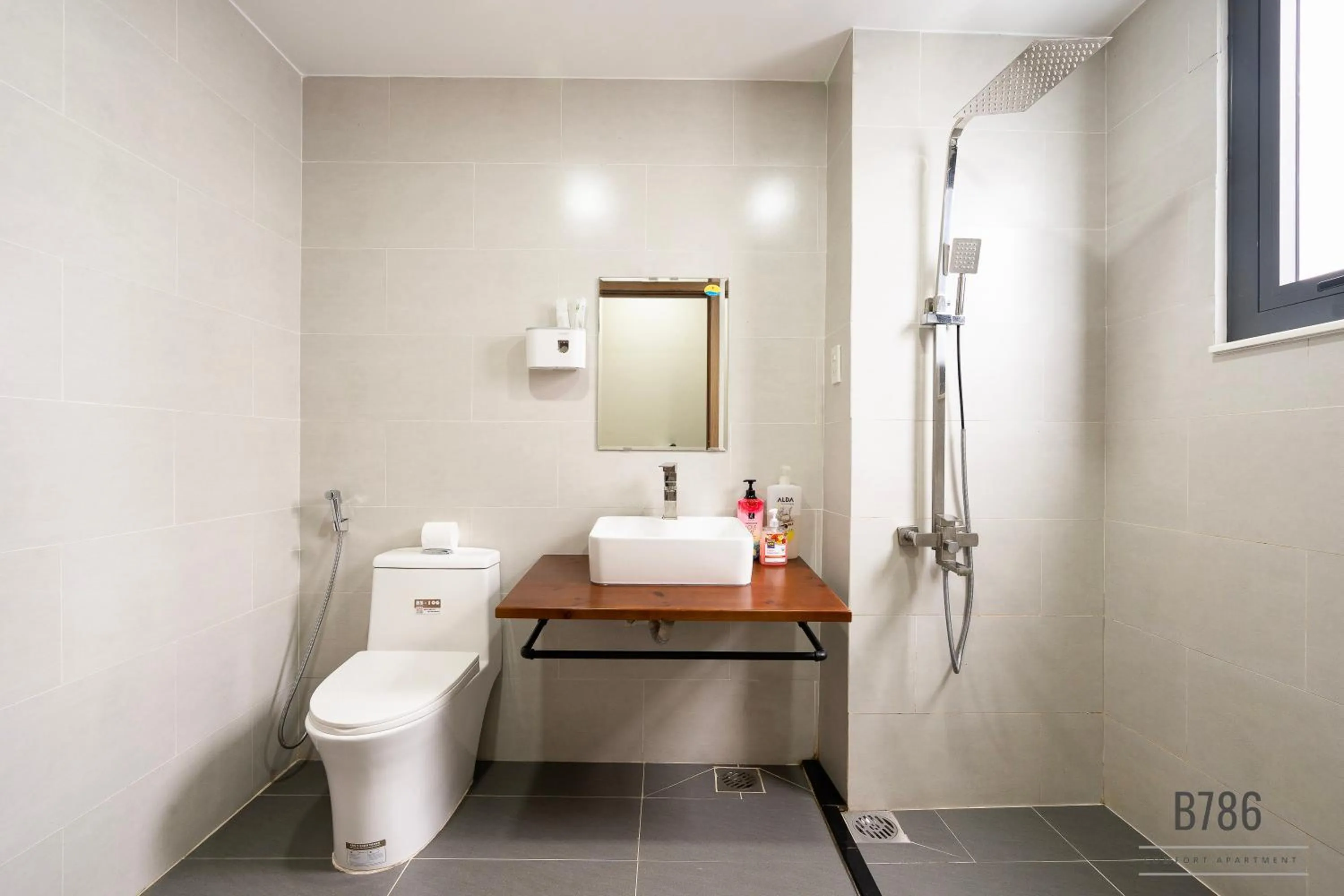 B786 Airport Apartment