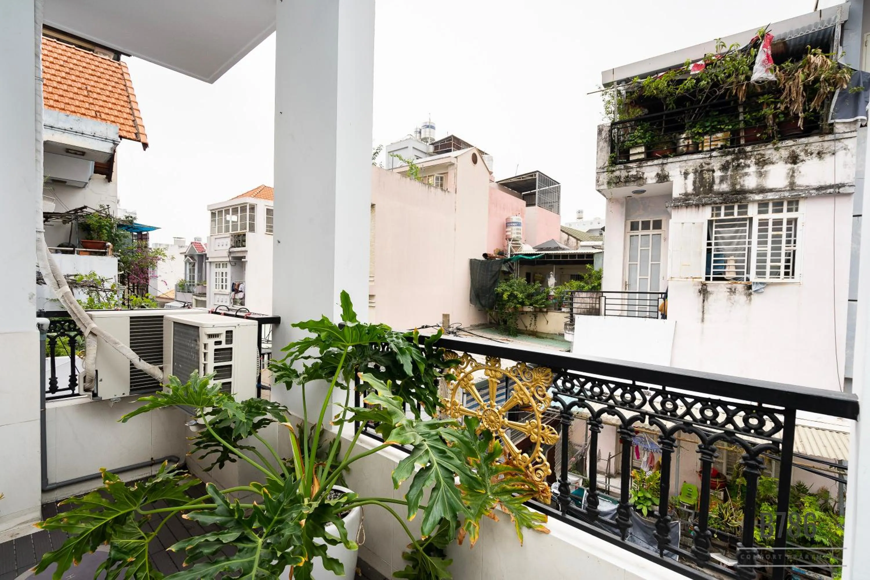 B786 Airport Apartment