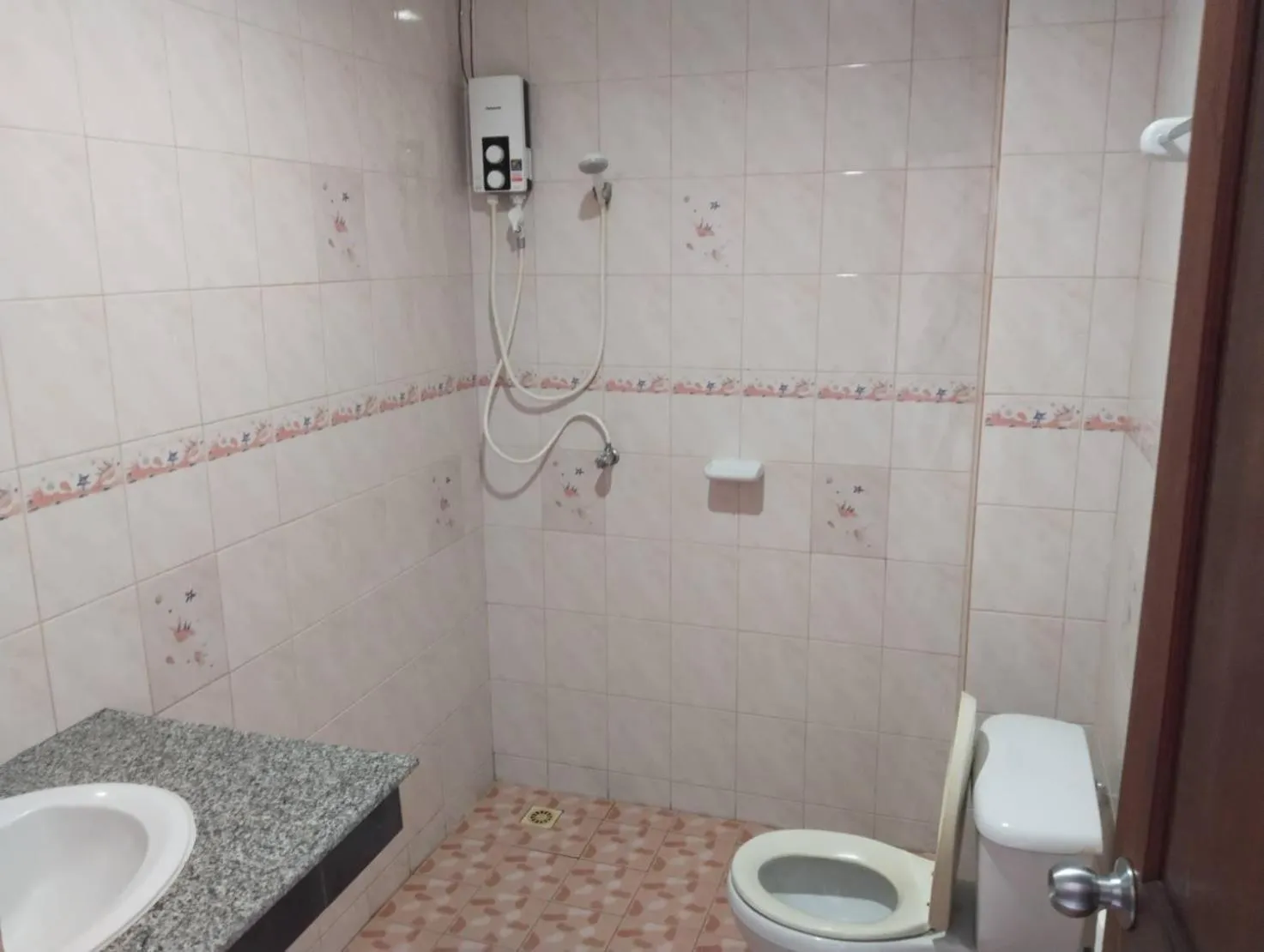 Shower in Fueangfu Home Hostel