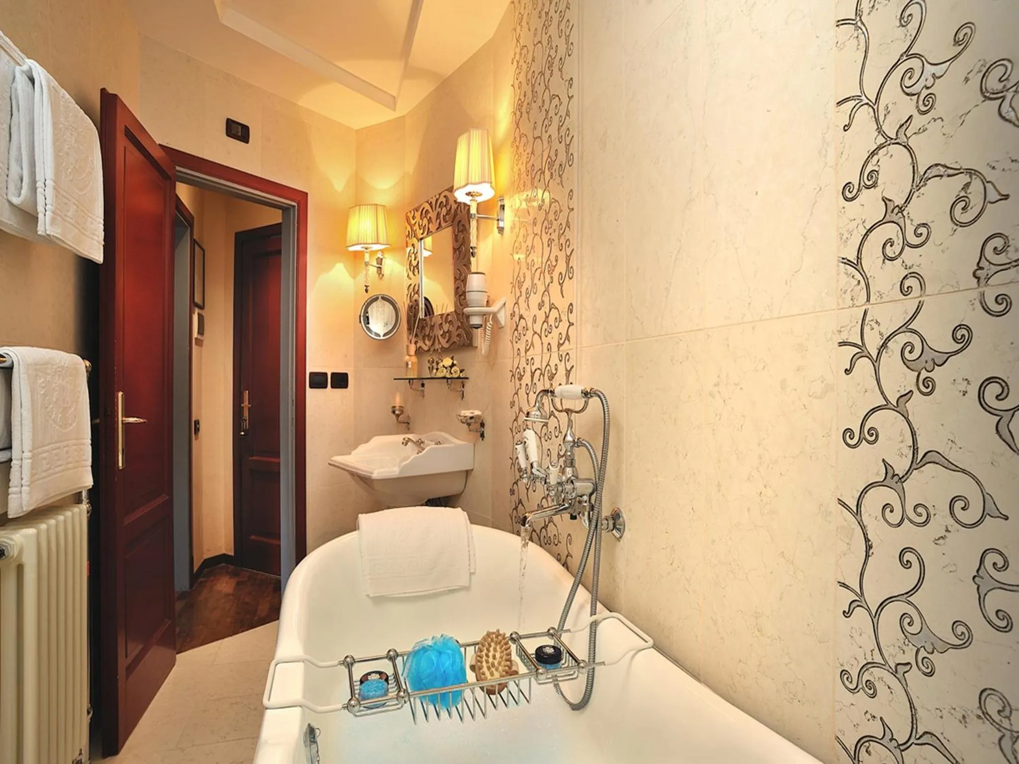Bathroom, Bed in Hotel Bonconte