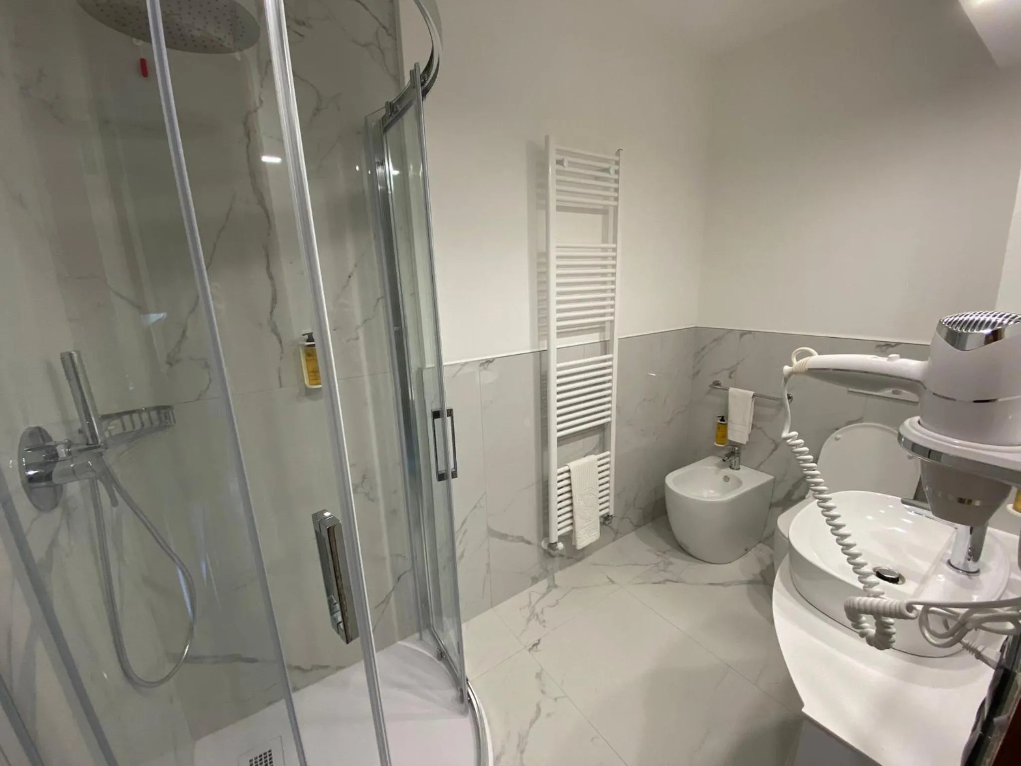 Shower in Hotel Savoy