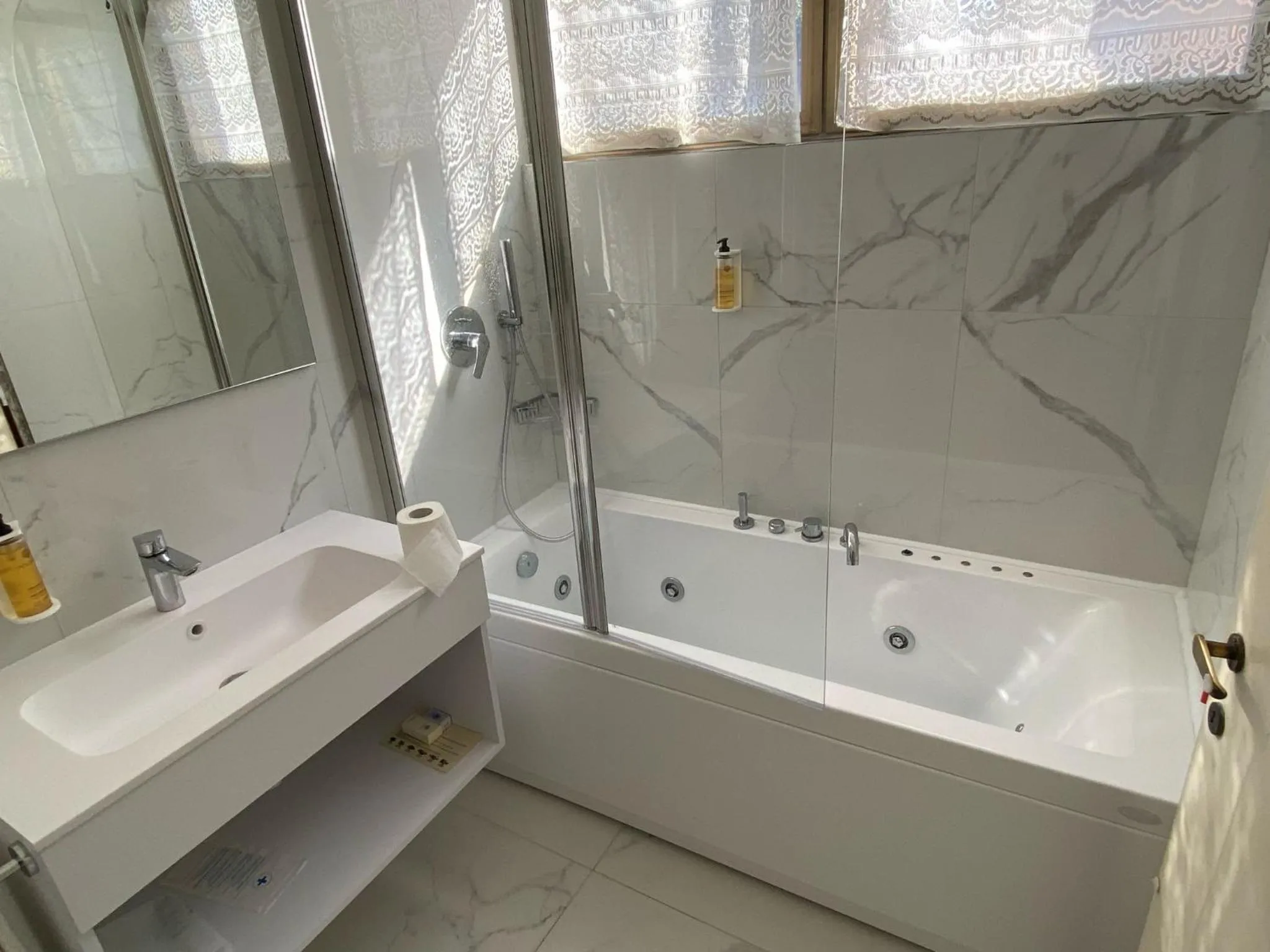 Hot Tub in Hotel Savoy