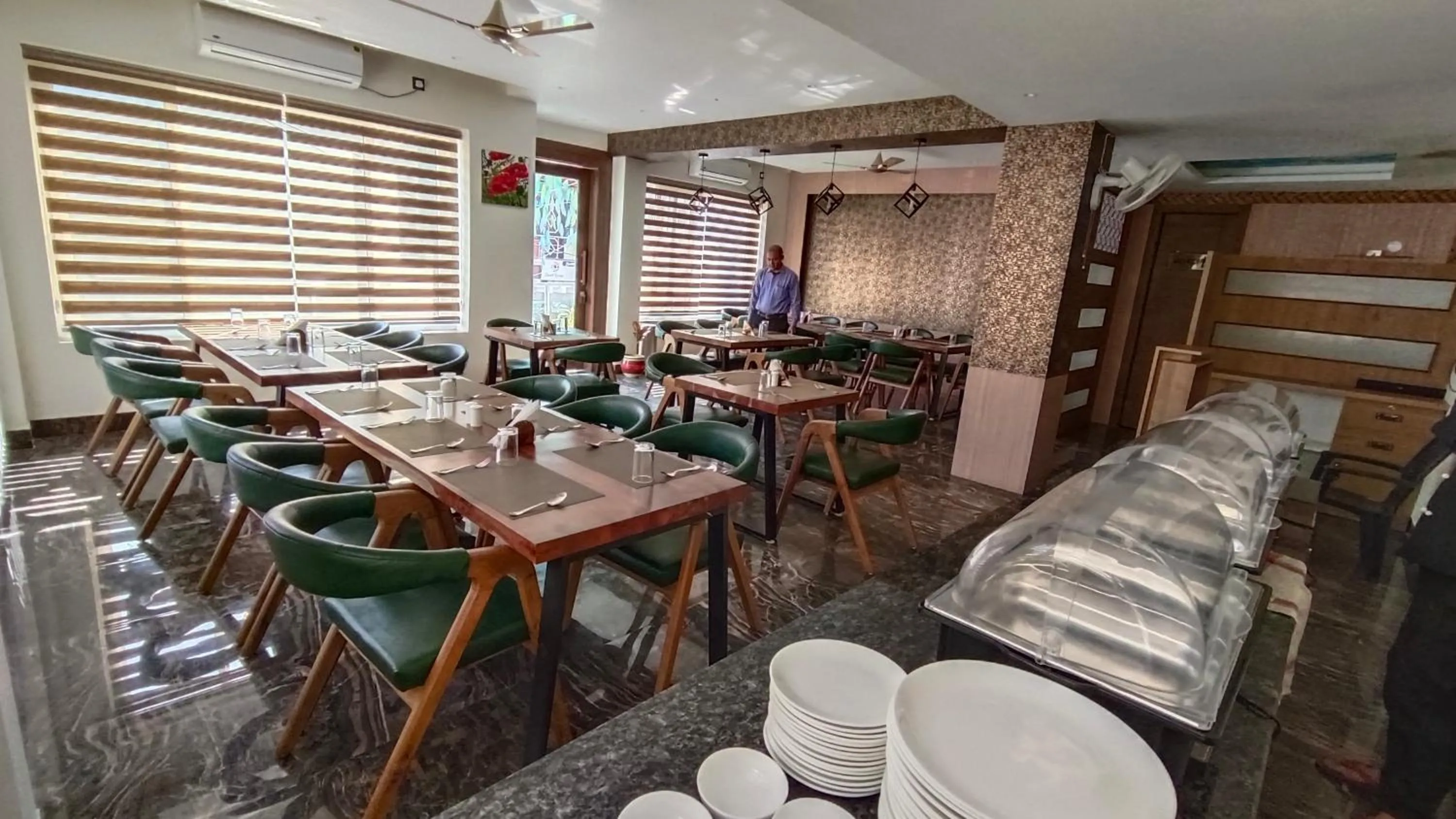 Restaurant/places to eat in Hotel Dream Inn