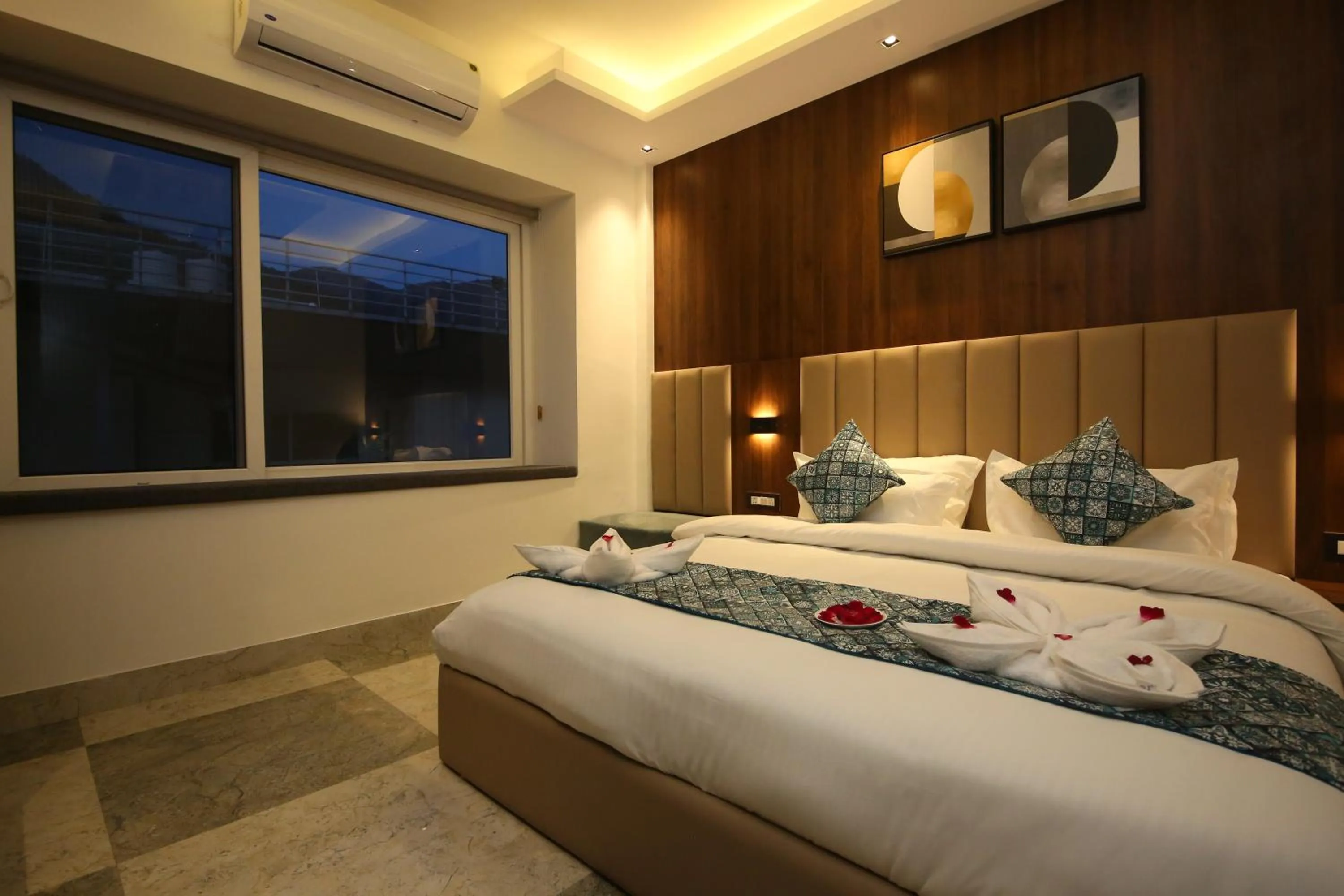 Quiet street view, Bed in Hotel Dream Inn