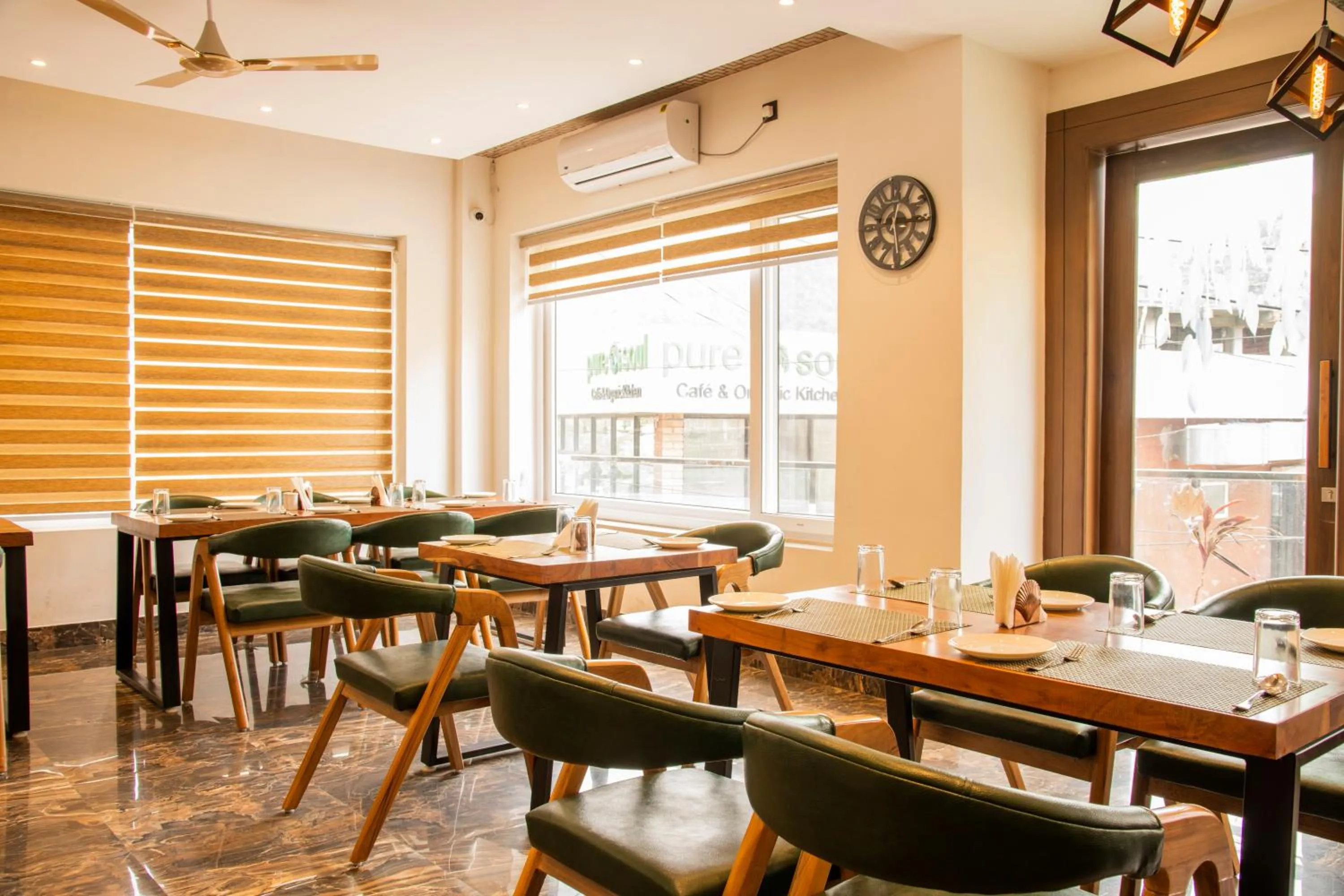 Restaurant/places to eat in Hotel Dream Inn