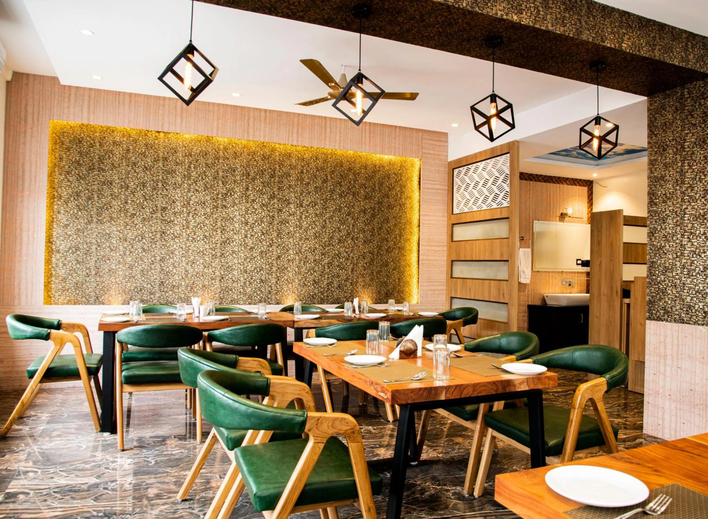 Restaurant/places to eat in Hotel Dream Inn