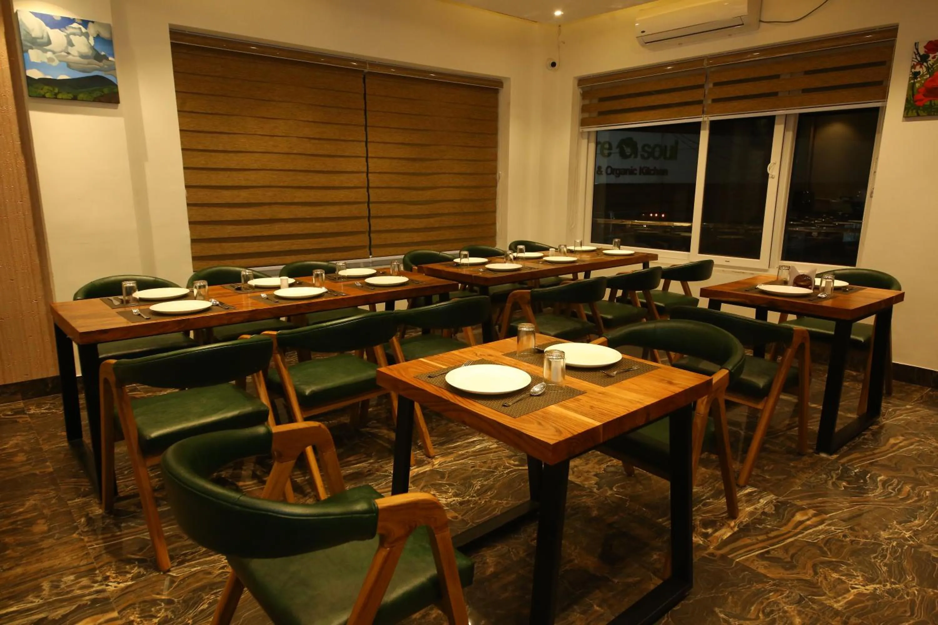 Restaurant/places to eat in Hotel Dream Inn