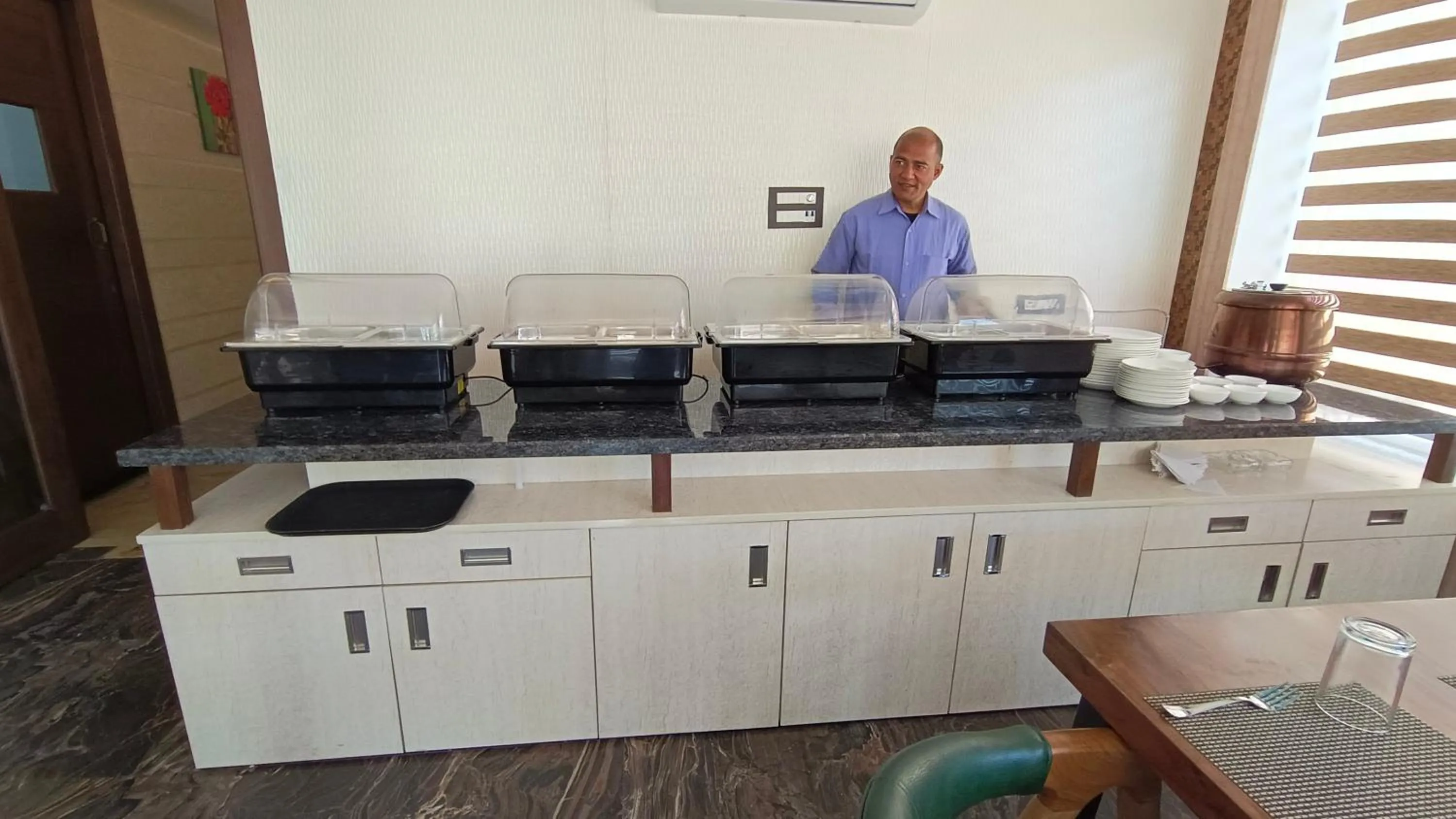 Restaurant/places to eat in Hotel Dream Inn