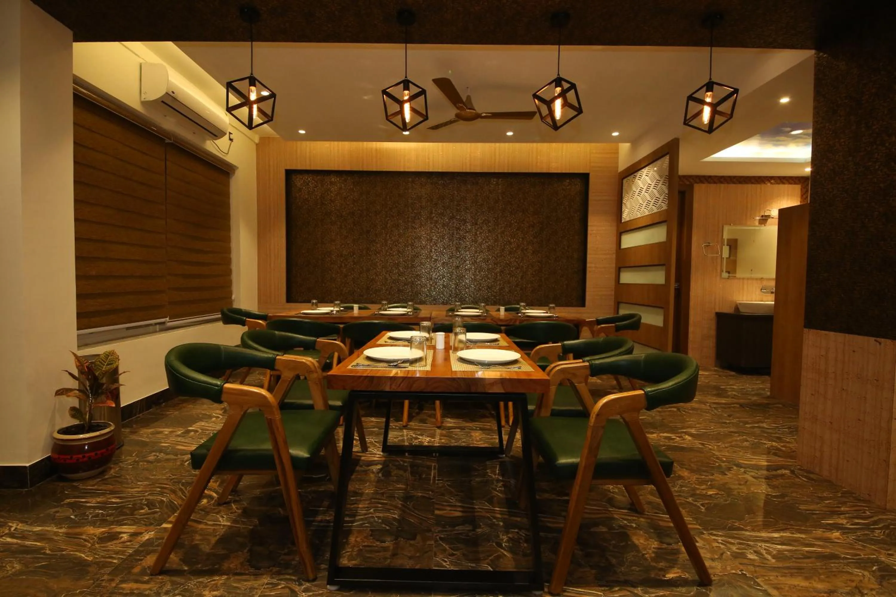 Restaurant/places to eat in Hotel Dream Inn