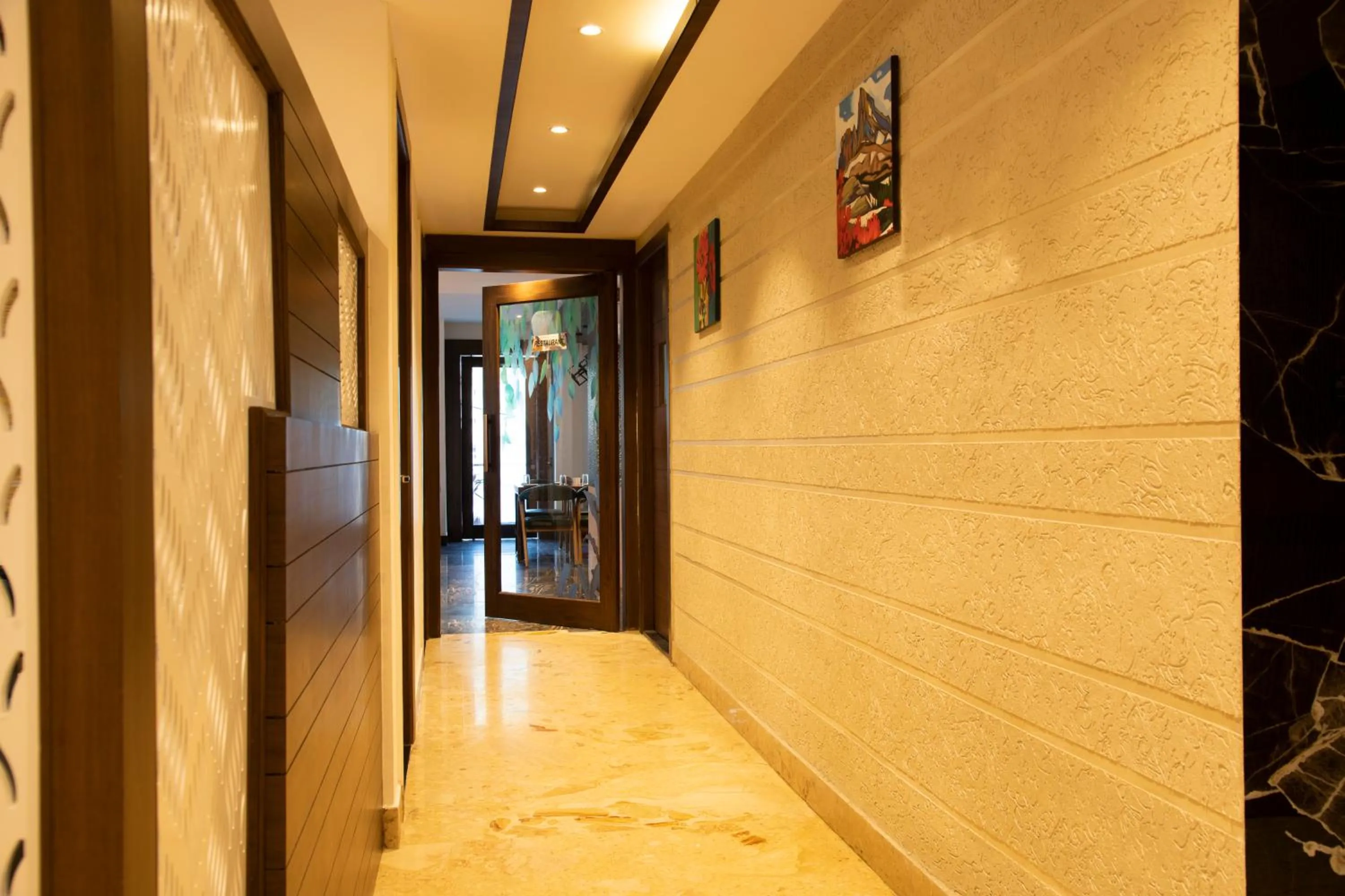 Restaurant/places to eat in Hotel Dream Inn