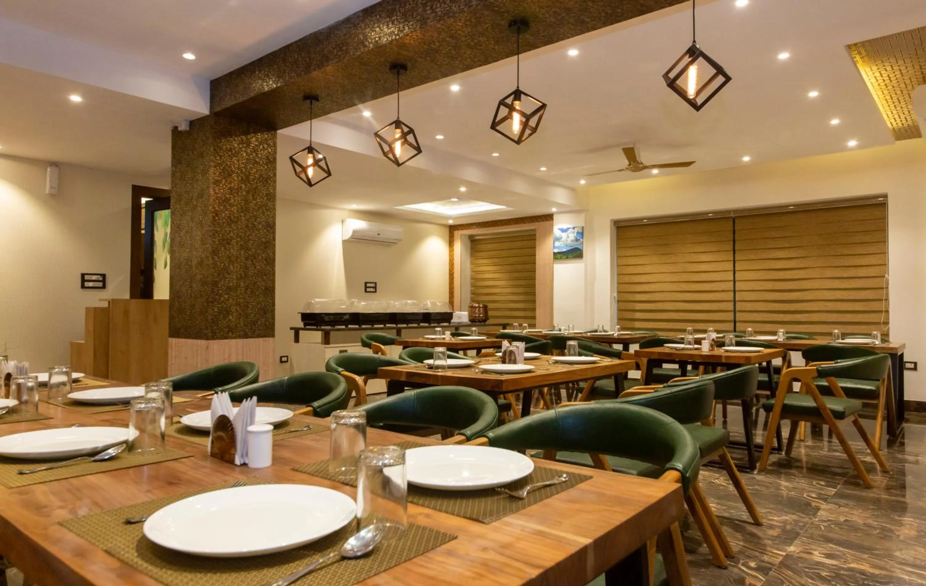 Restaurant/places to eat in Hotel Dream Inn