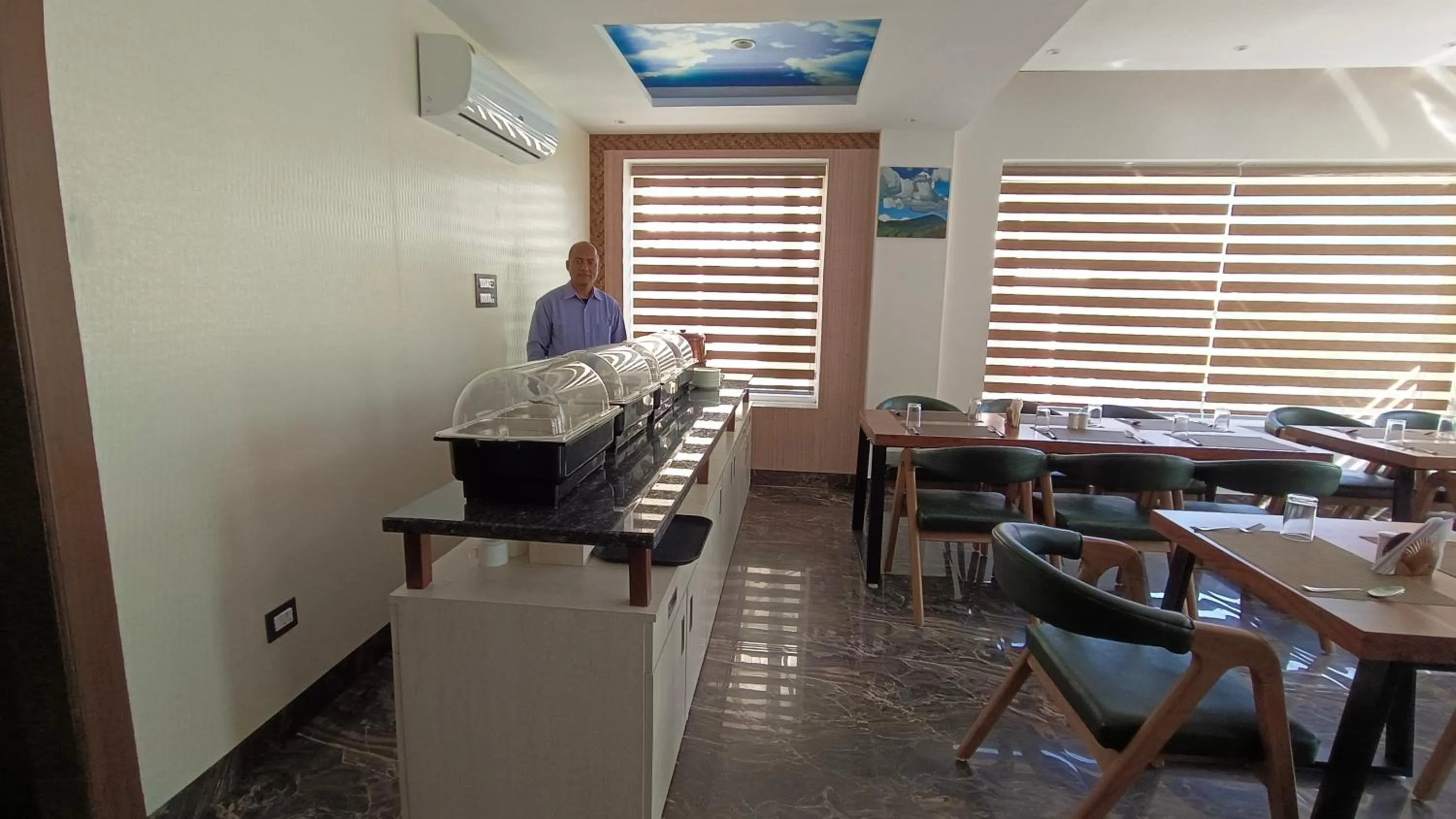 Restaurant/places to eat in Hotel Dream Inn