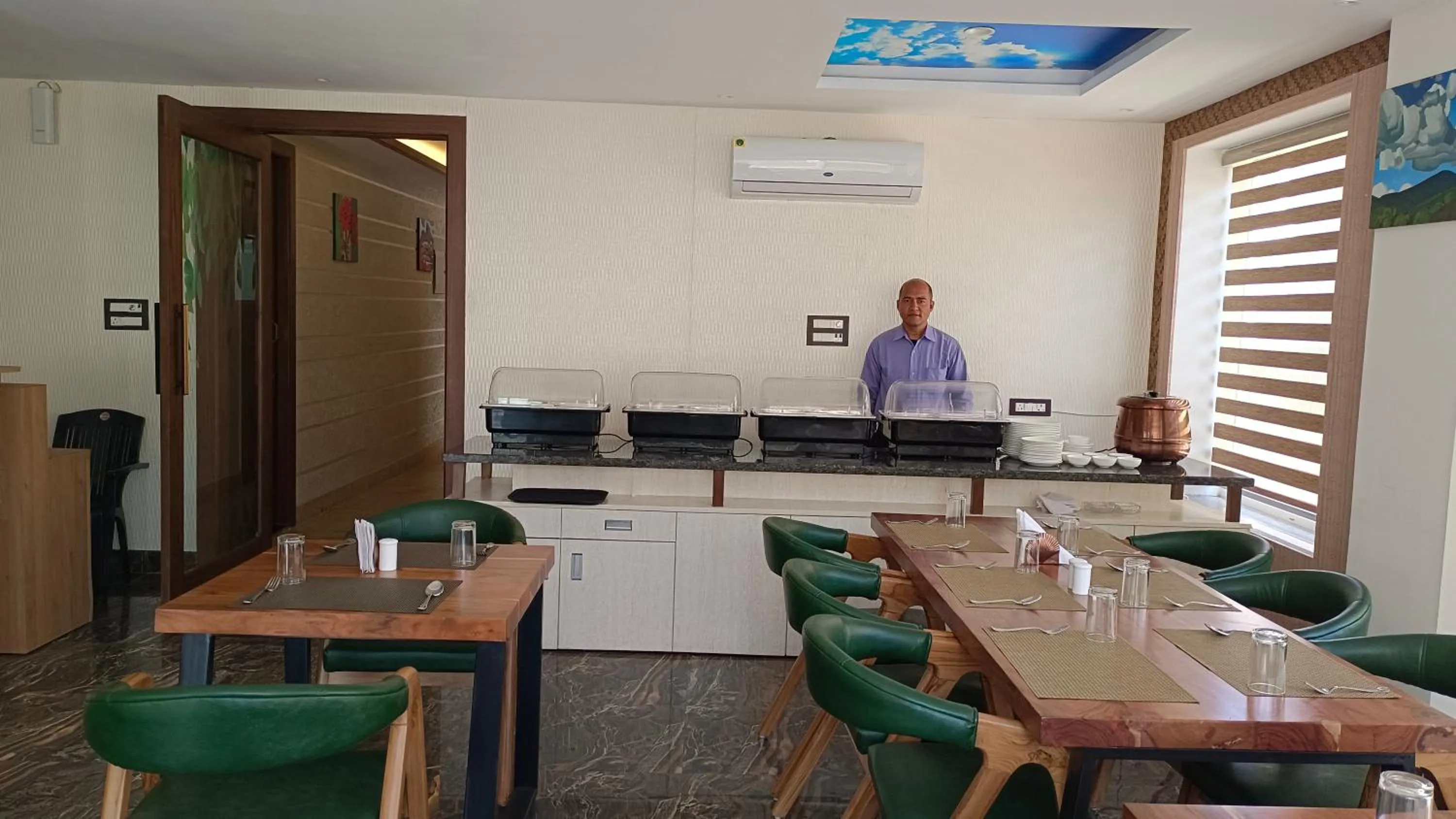 Restaurant/places to eat in Hotel Dream Inn