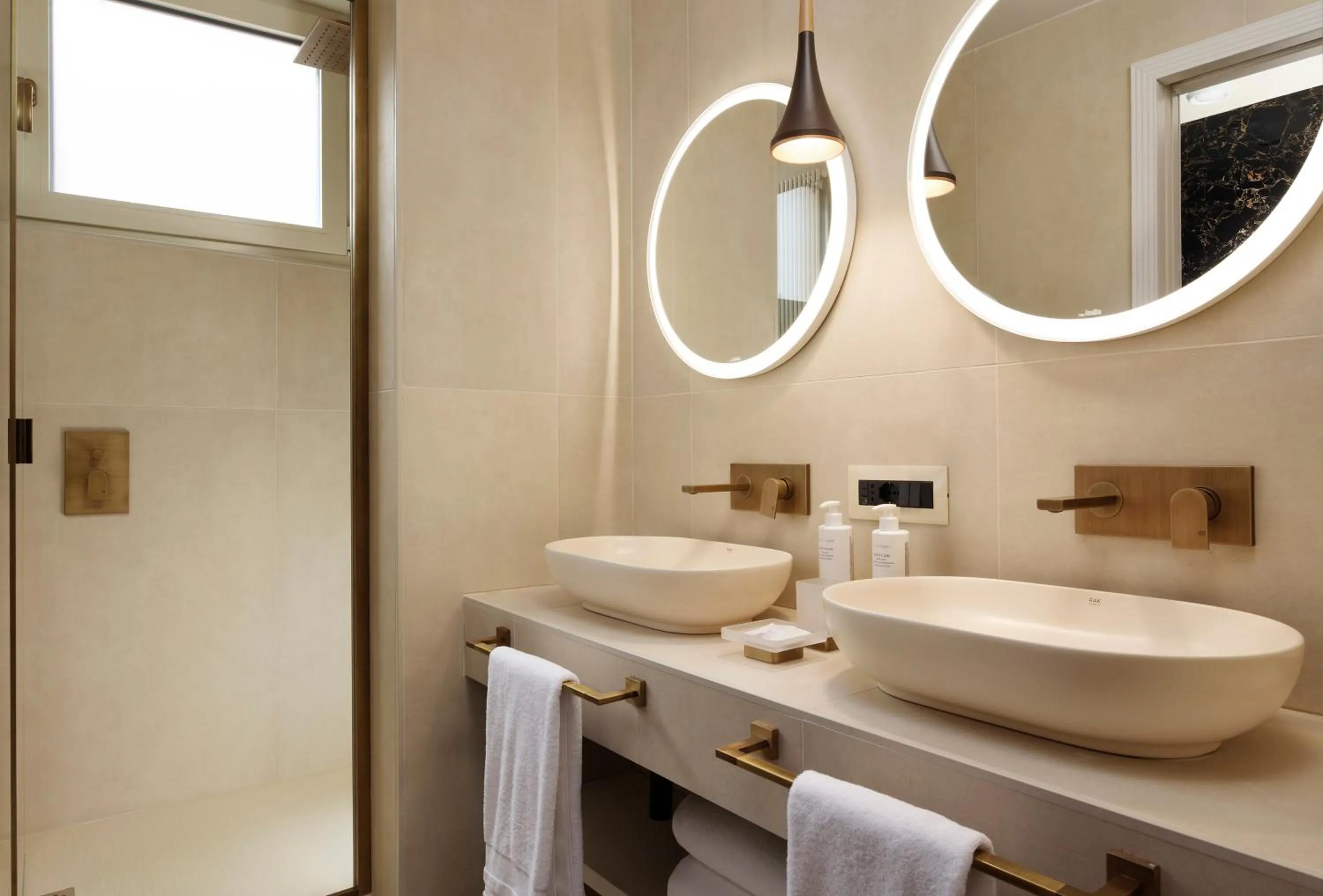 Shower in FH55 Grand Hotel Palatino