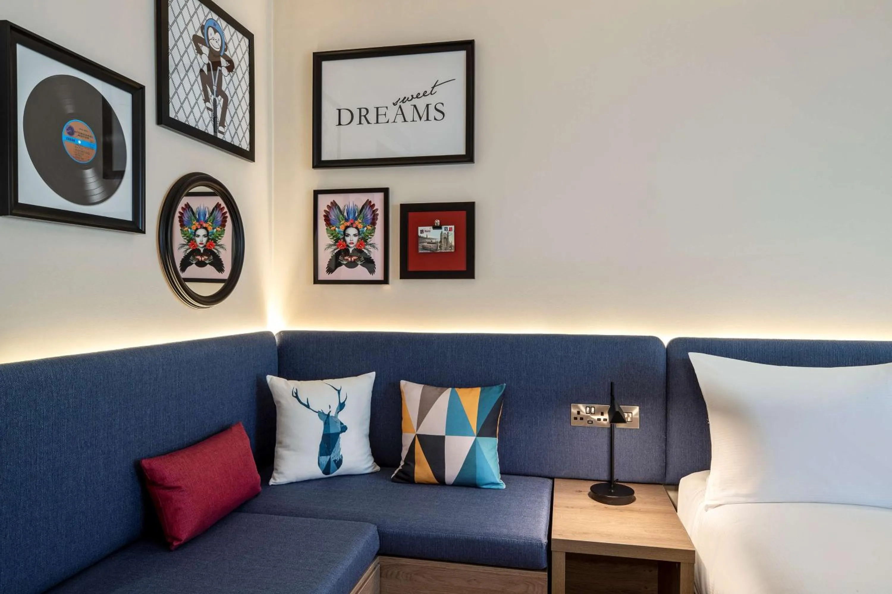 Living room in Hampton By Hilton Bath City