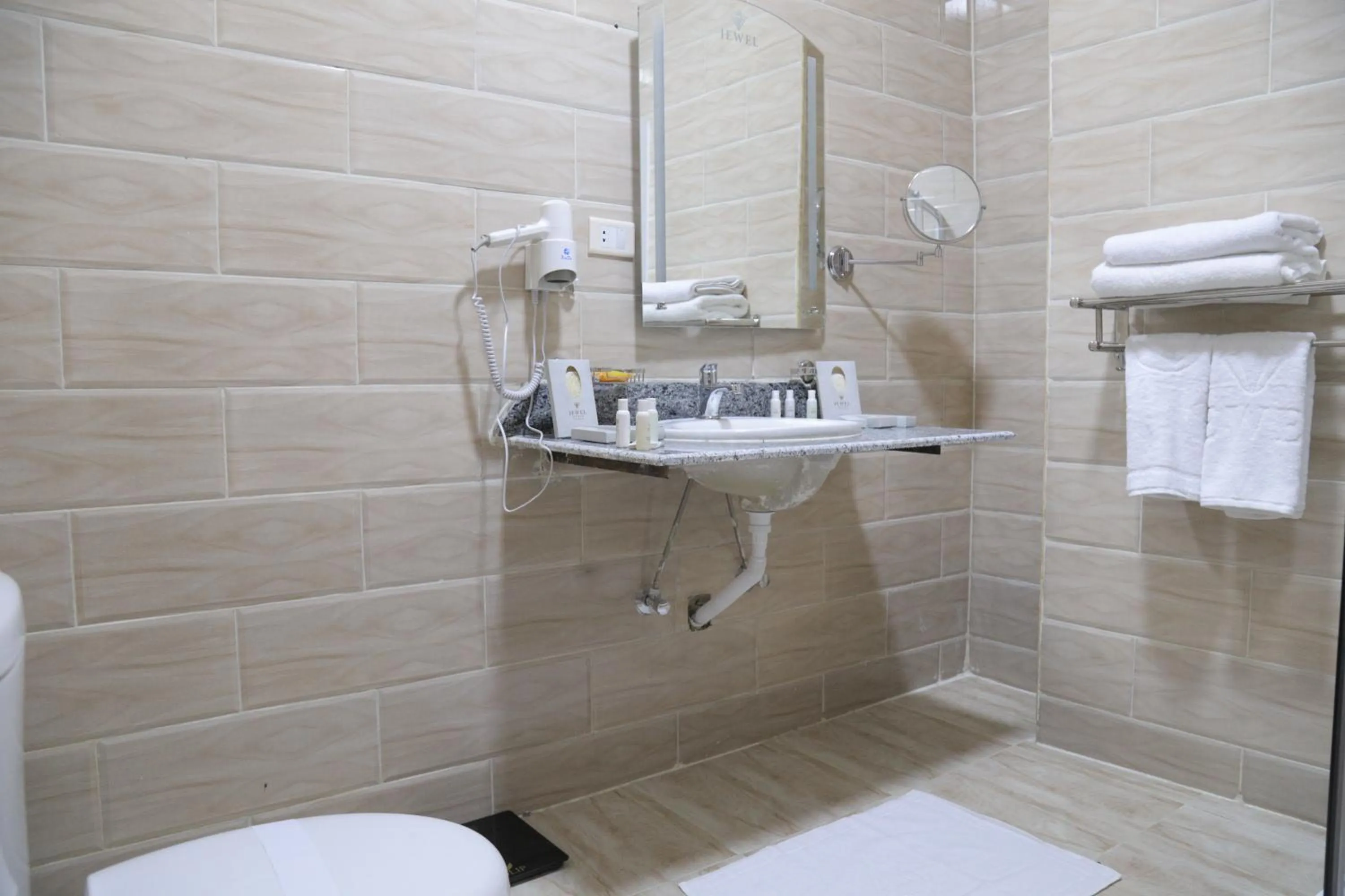 Bathroom in Jewel Fayed Hotel