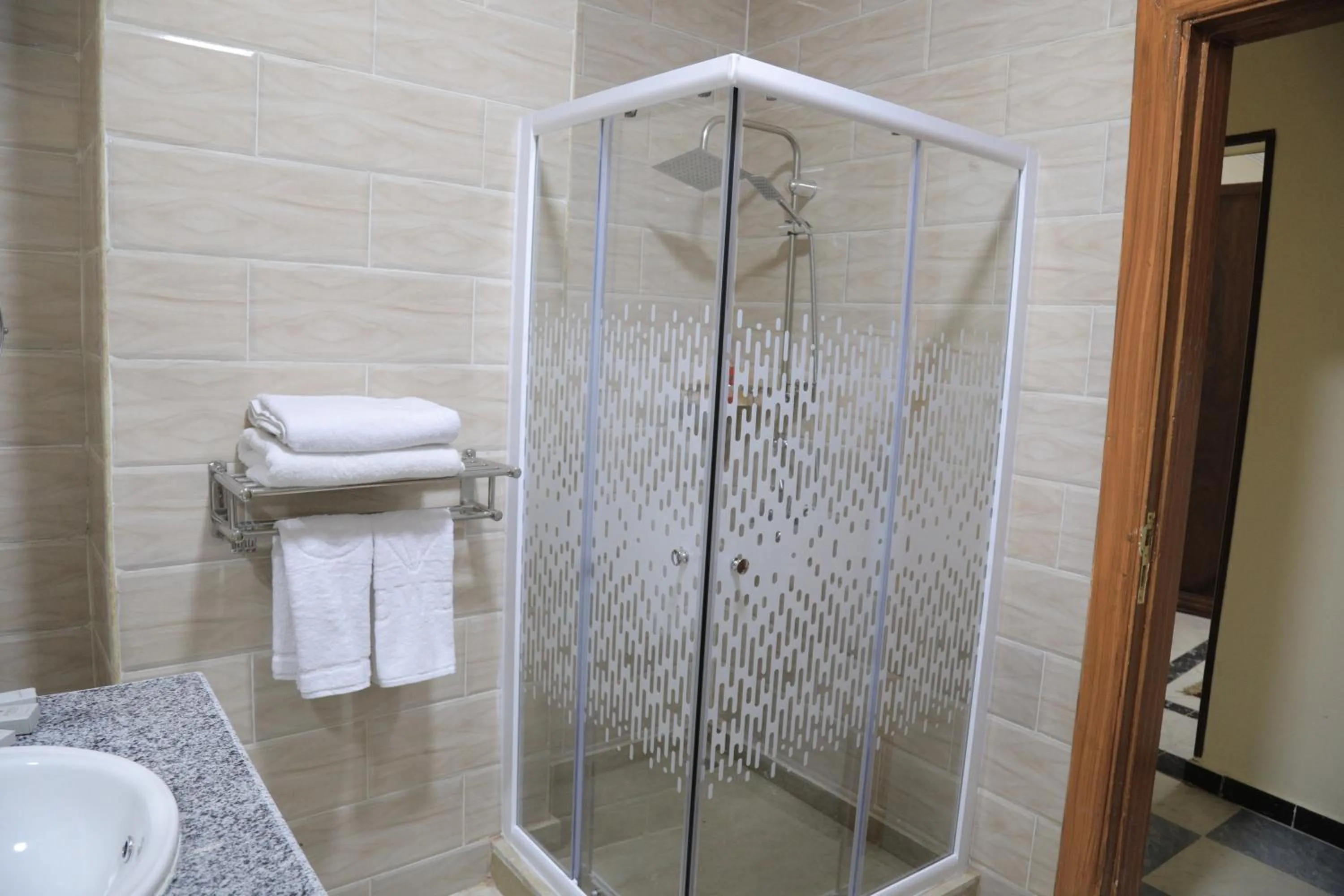 Bathroom in Jewel Fayed Hotel