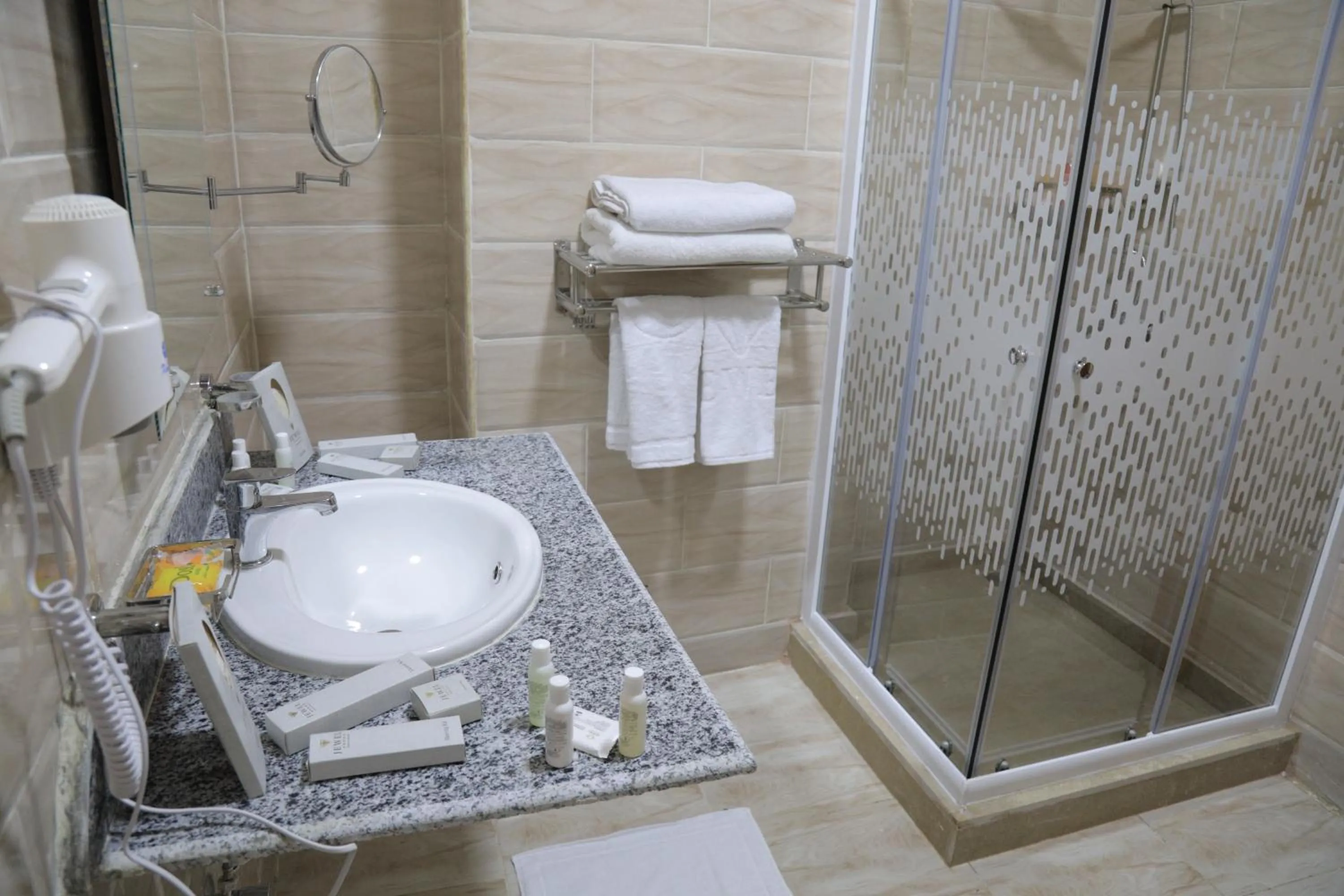 Bathroom in Jewel Fayed Hotel