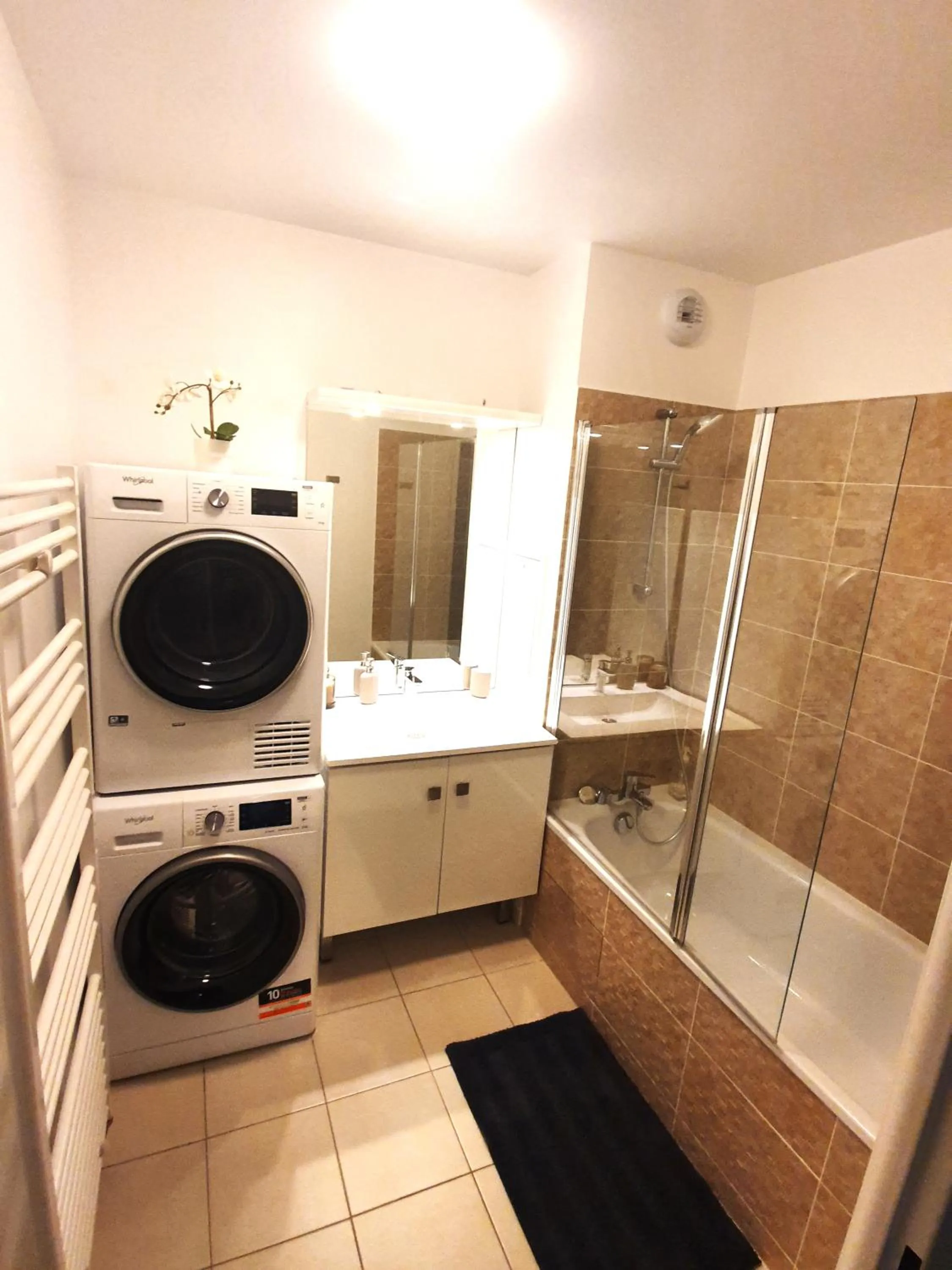 Bathroom in Sublime Appartemt 5 min Disneyland/Vallée Village/Val d'europe