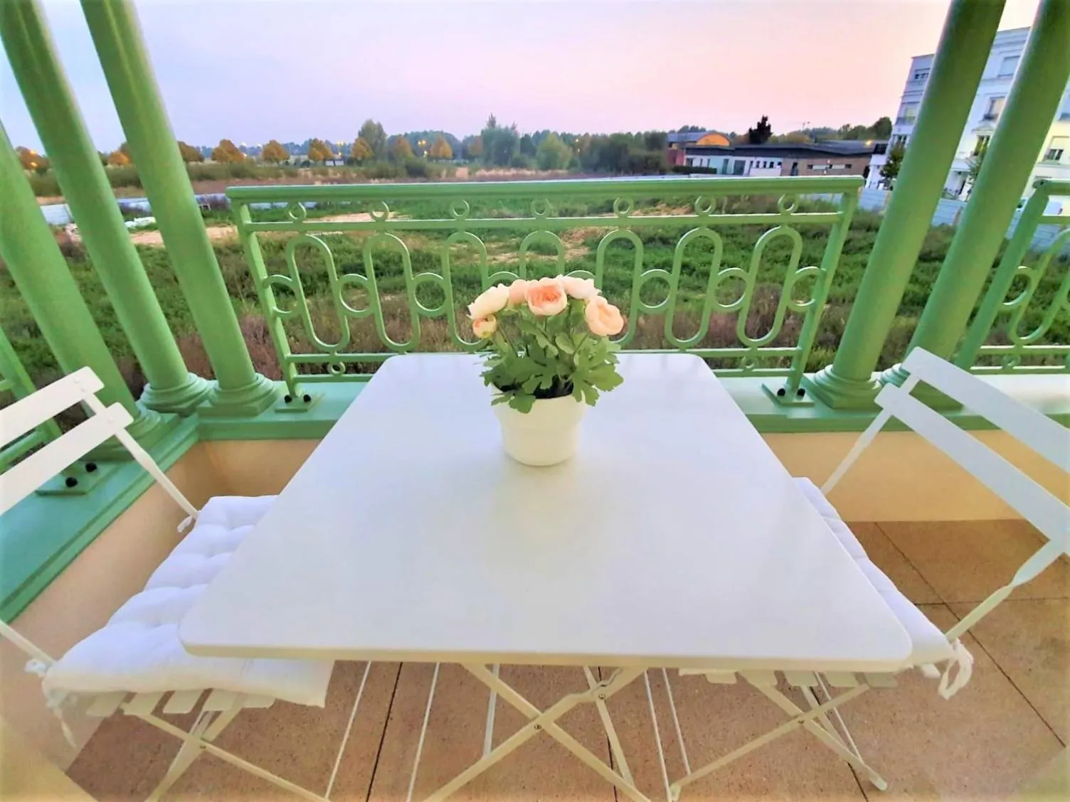 Balcony/Terrace in Sublime Appartemt 5 min Disneyland/Vallée Village/Val d'europe