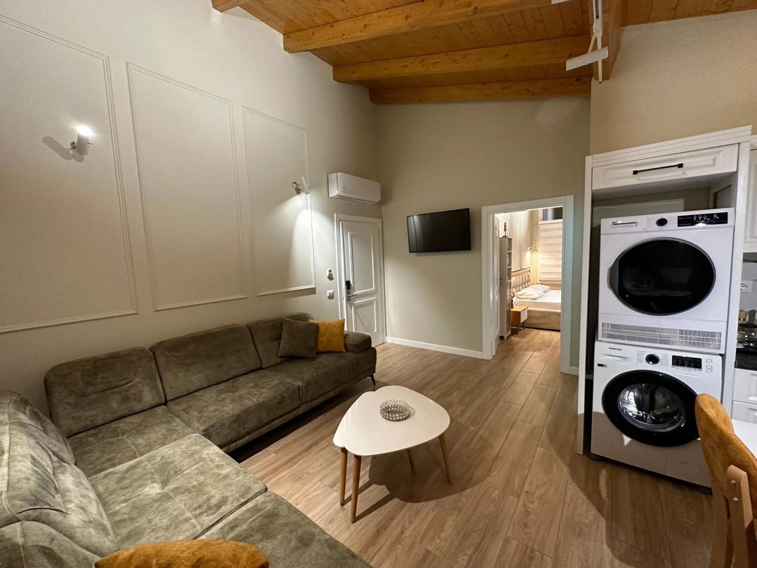 Communal lounge/ TV room in Arial Penthouse Suites