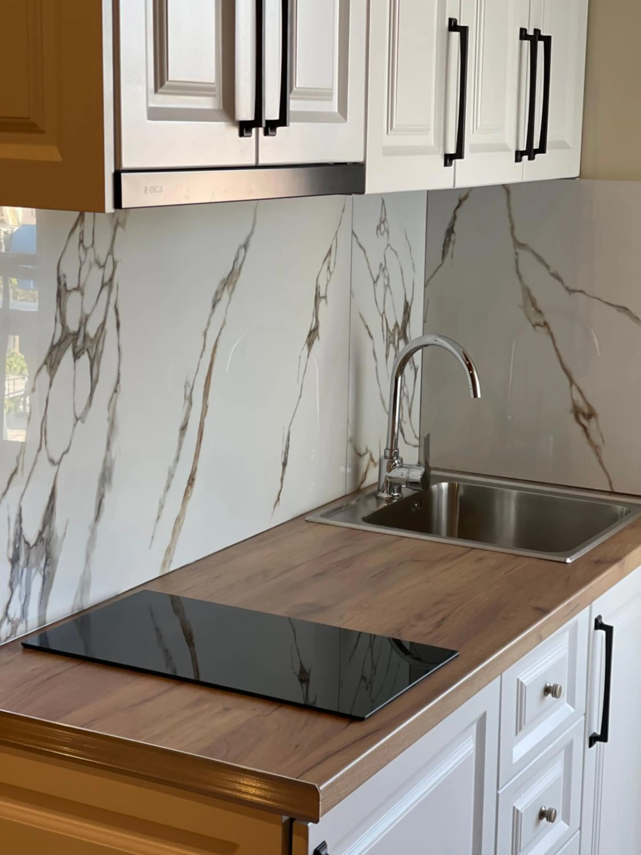 Kitchen or kitchenette in Arial Penthouse Suites