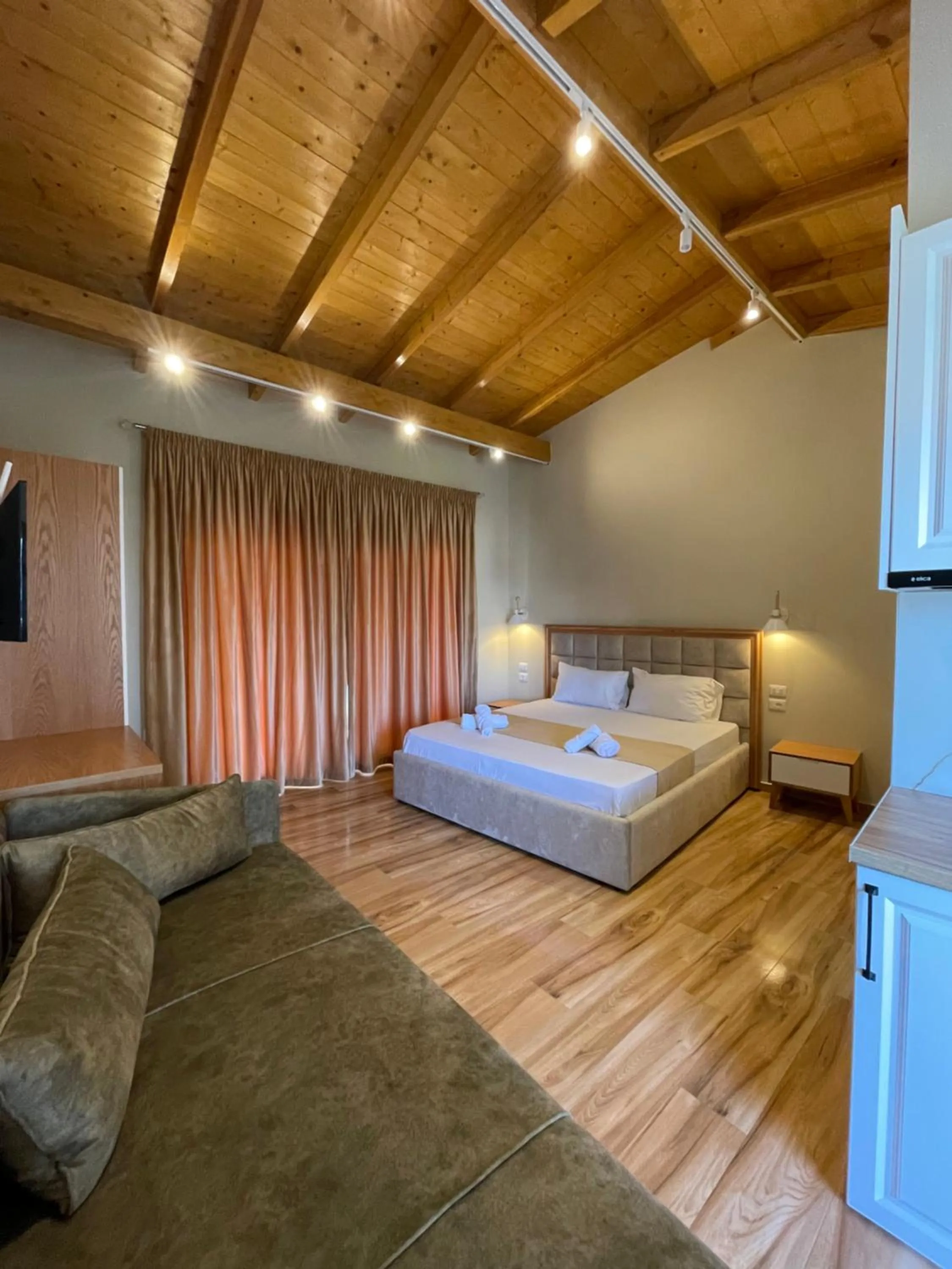 Photo of the whole room, Bed in Arial Penthouse Suites