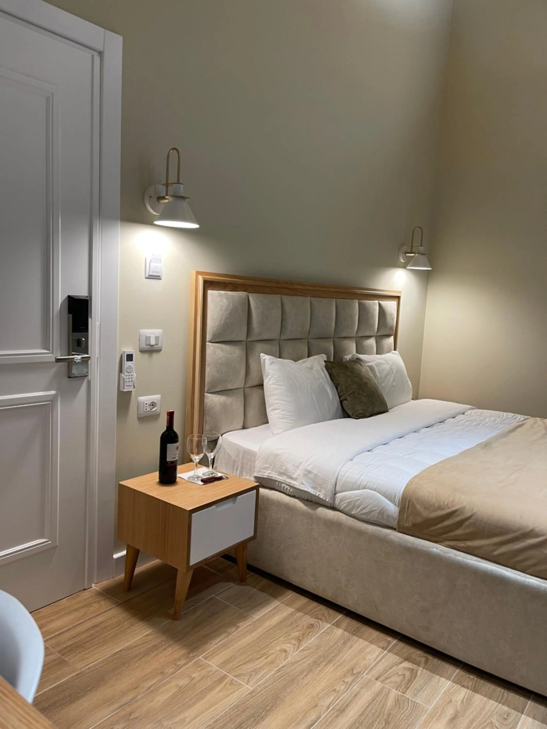 Photo of the whole room, Bed in Arial Penthouse Suites