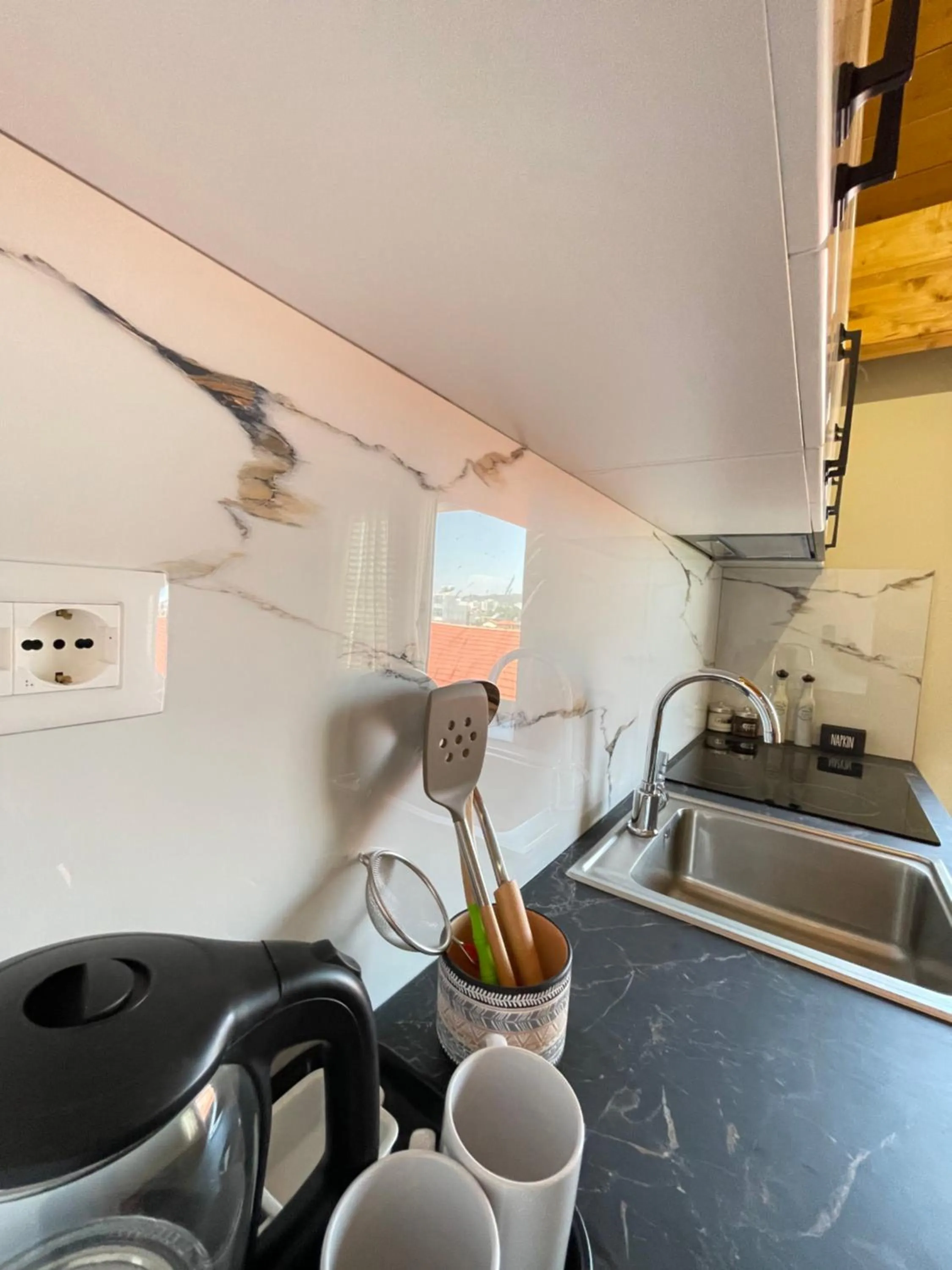 Coffee/tea facilities in Arial Penthouse Suites