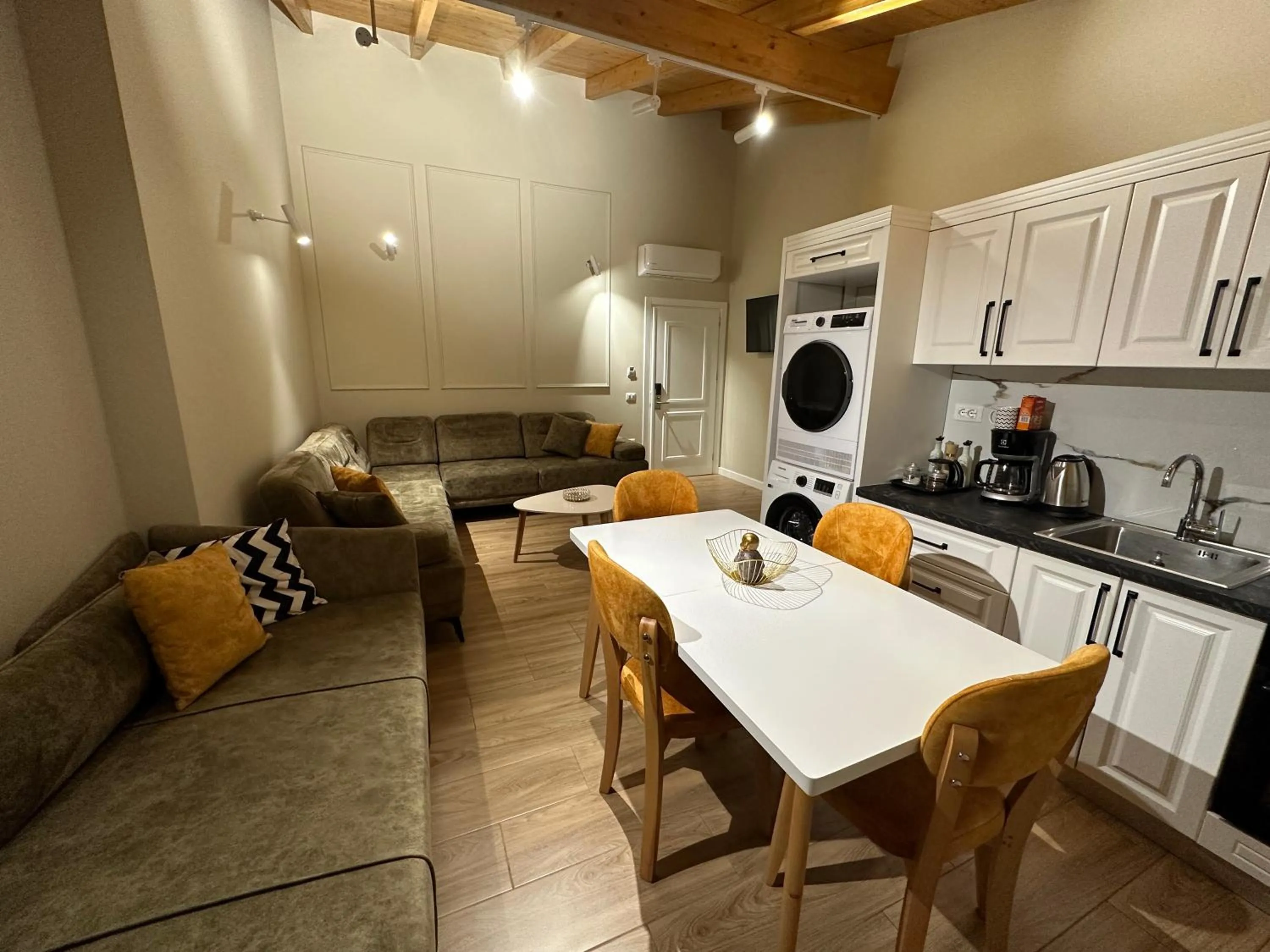 Coffee/tea facilities in Arial Penthouse Suites