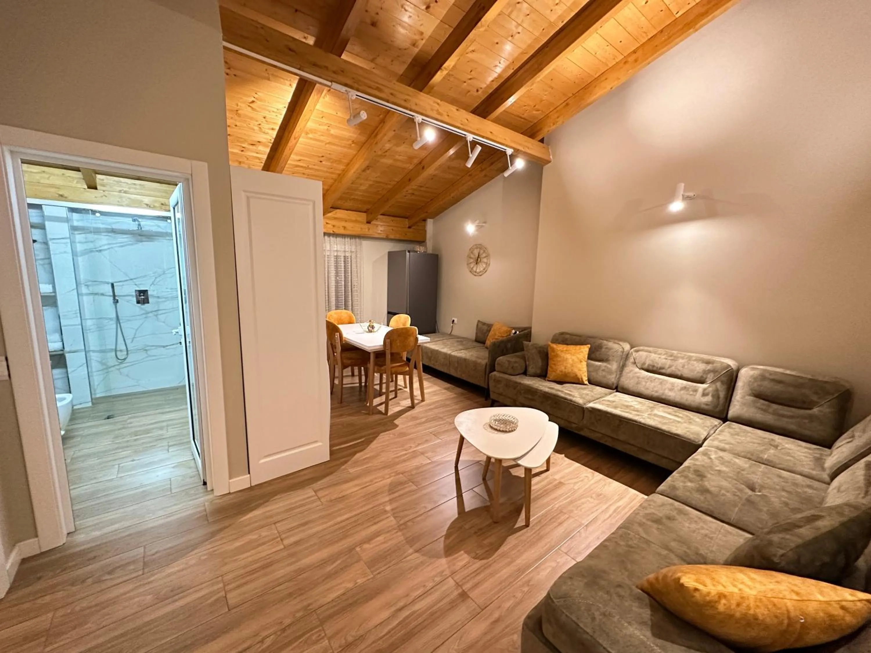 Kitchen or kitchenette in Arial Penthouse Suites