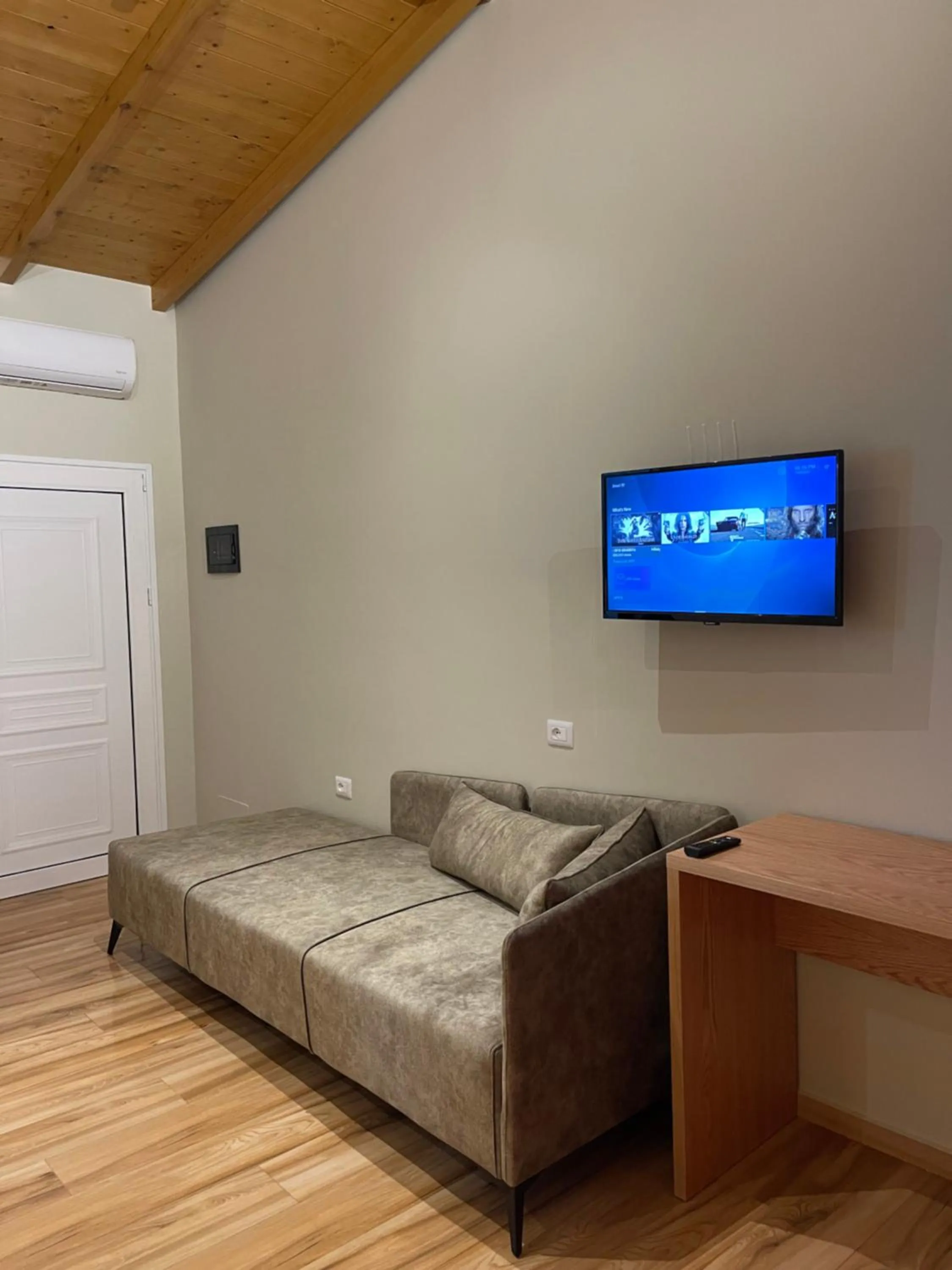 Communal lounge/ TV room, Bed in Arial Penthouse Suites