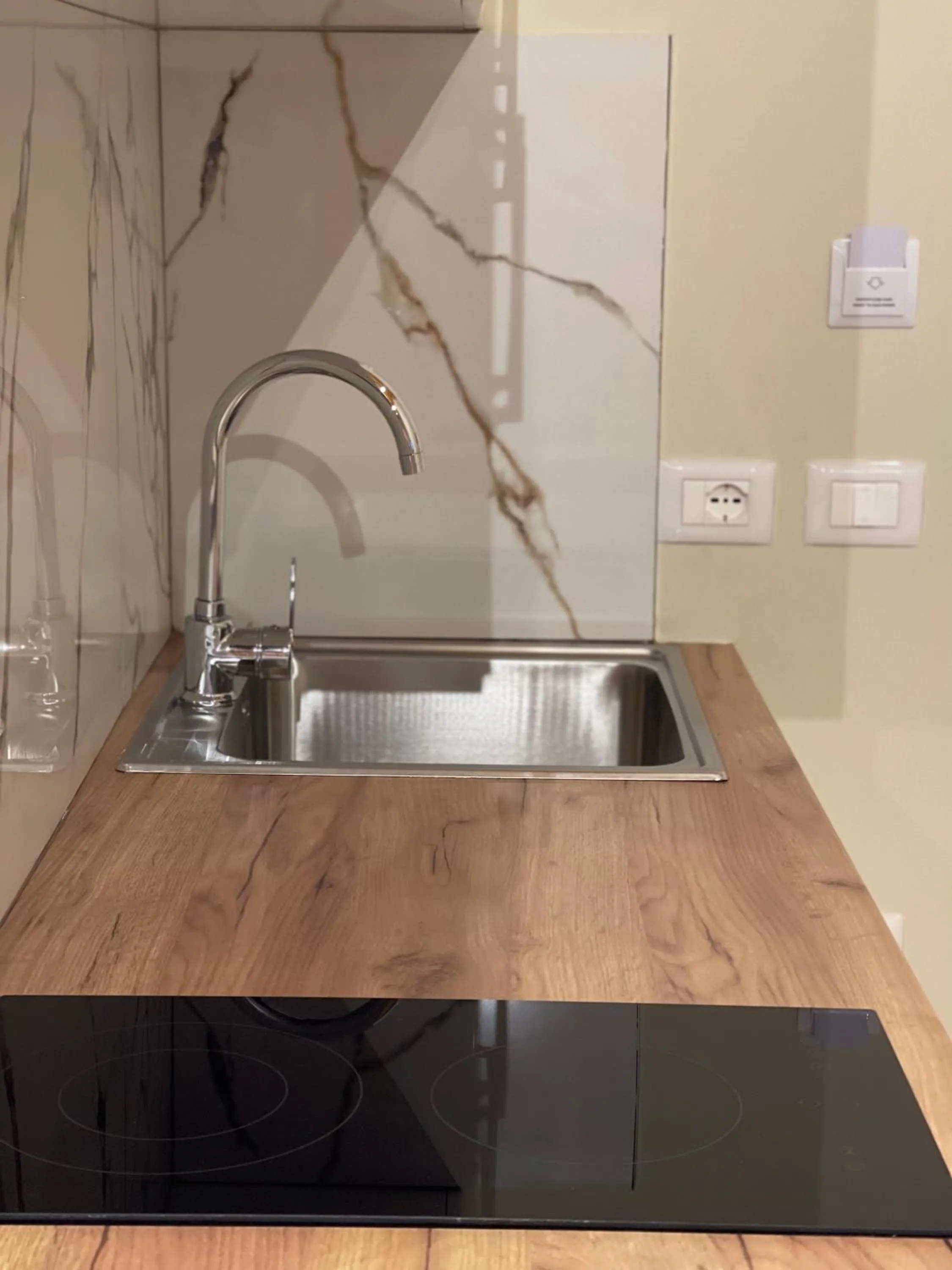 Kitchen or kitchenette in Arial Penthouse Suites