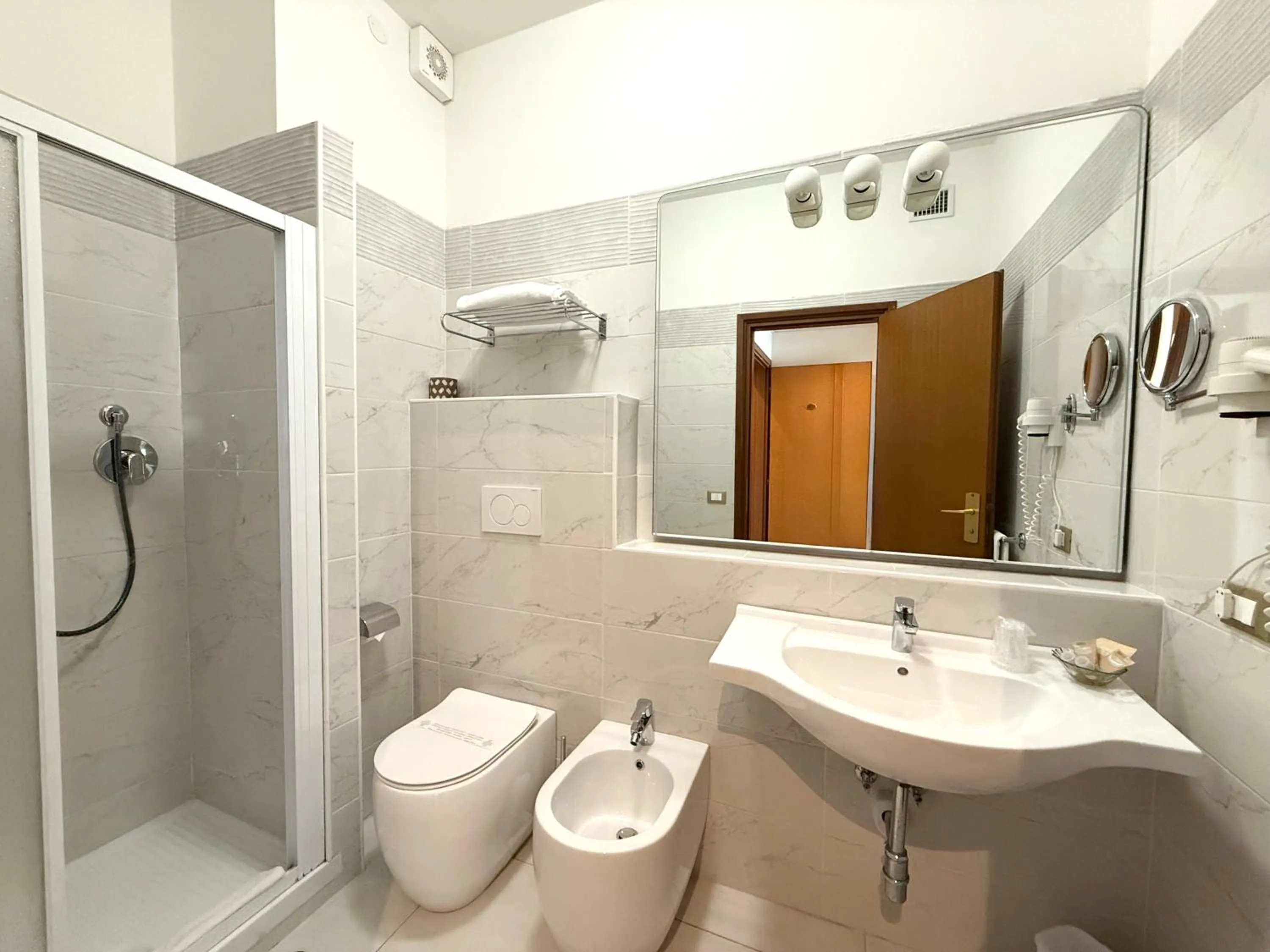 Shower in Hotel Castello Artemide Congressi