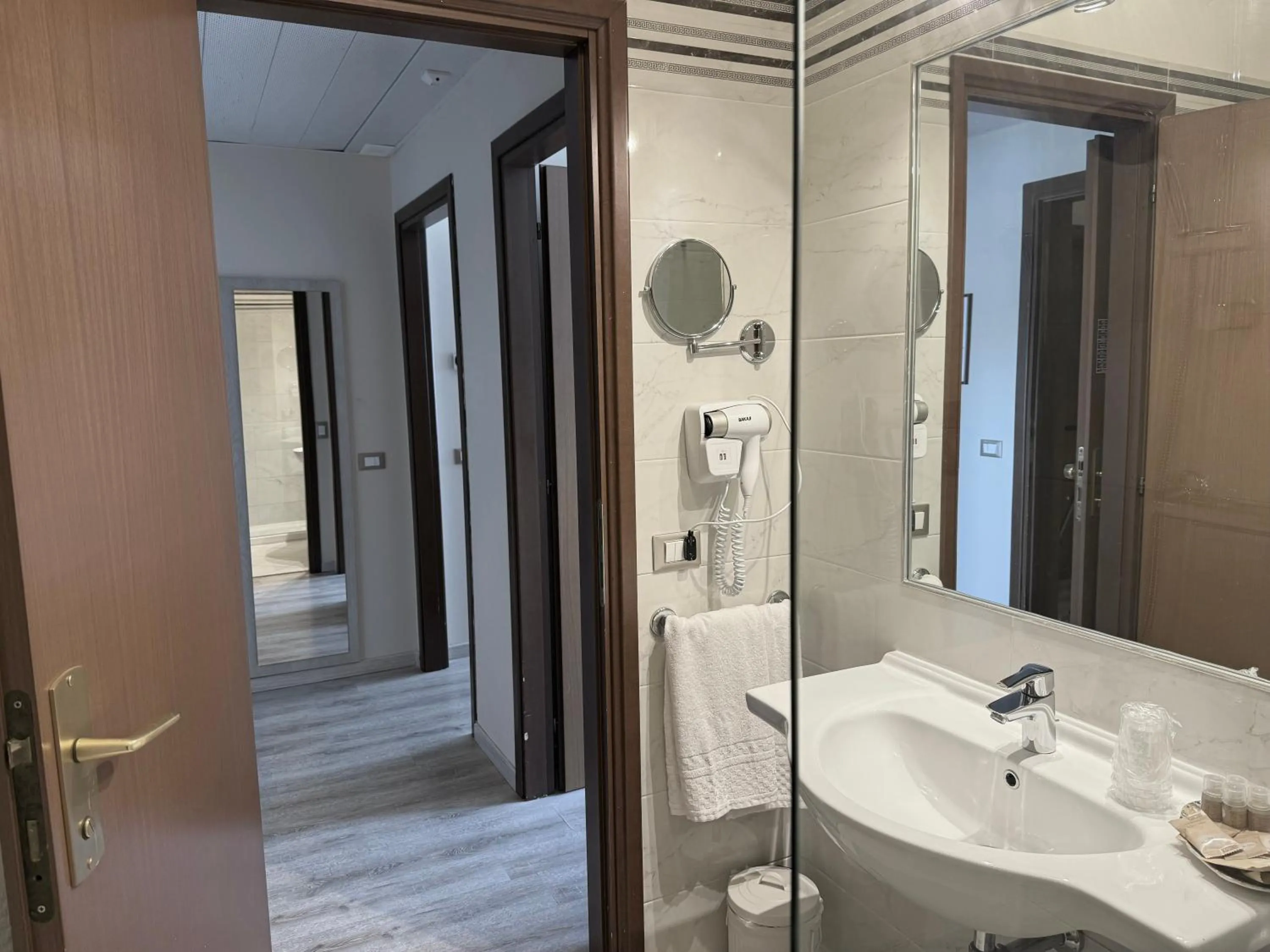 Shower in Hotel Castello Artemide Congressi