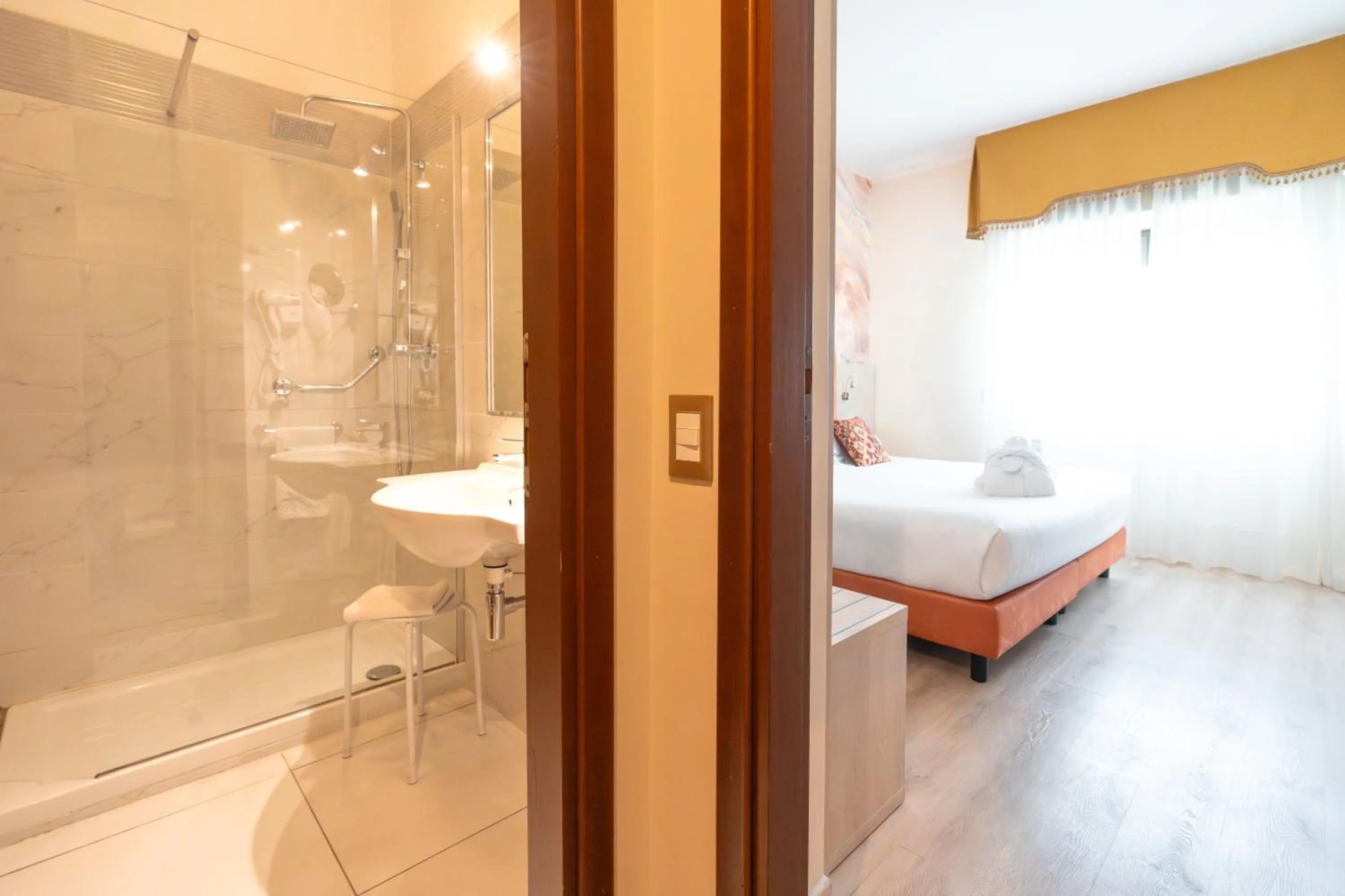 Bathroom, Bed in Hotel Castello Artemide Congressi