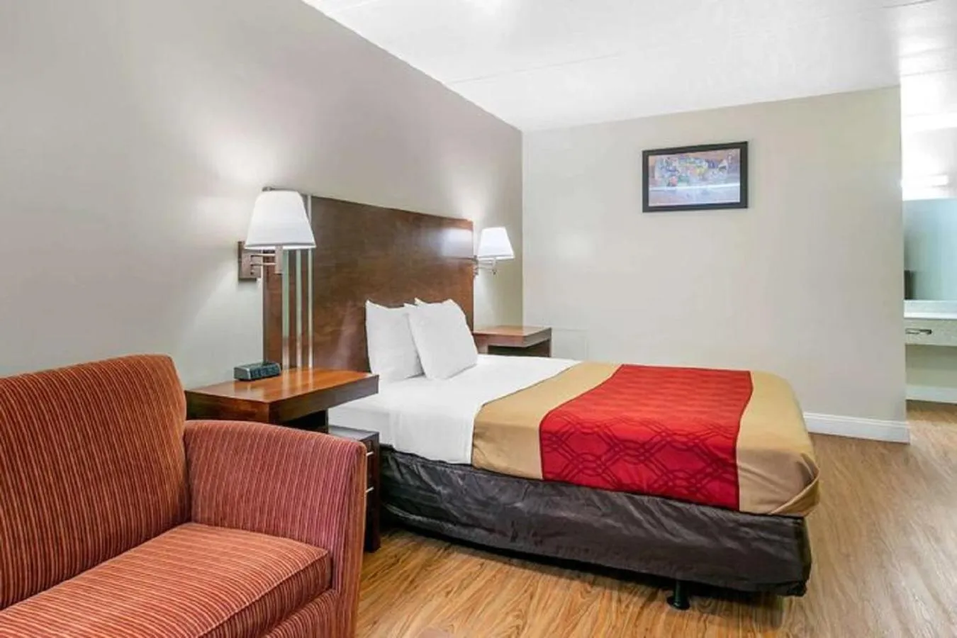 Seating area, Bed in King's Inn Motel