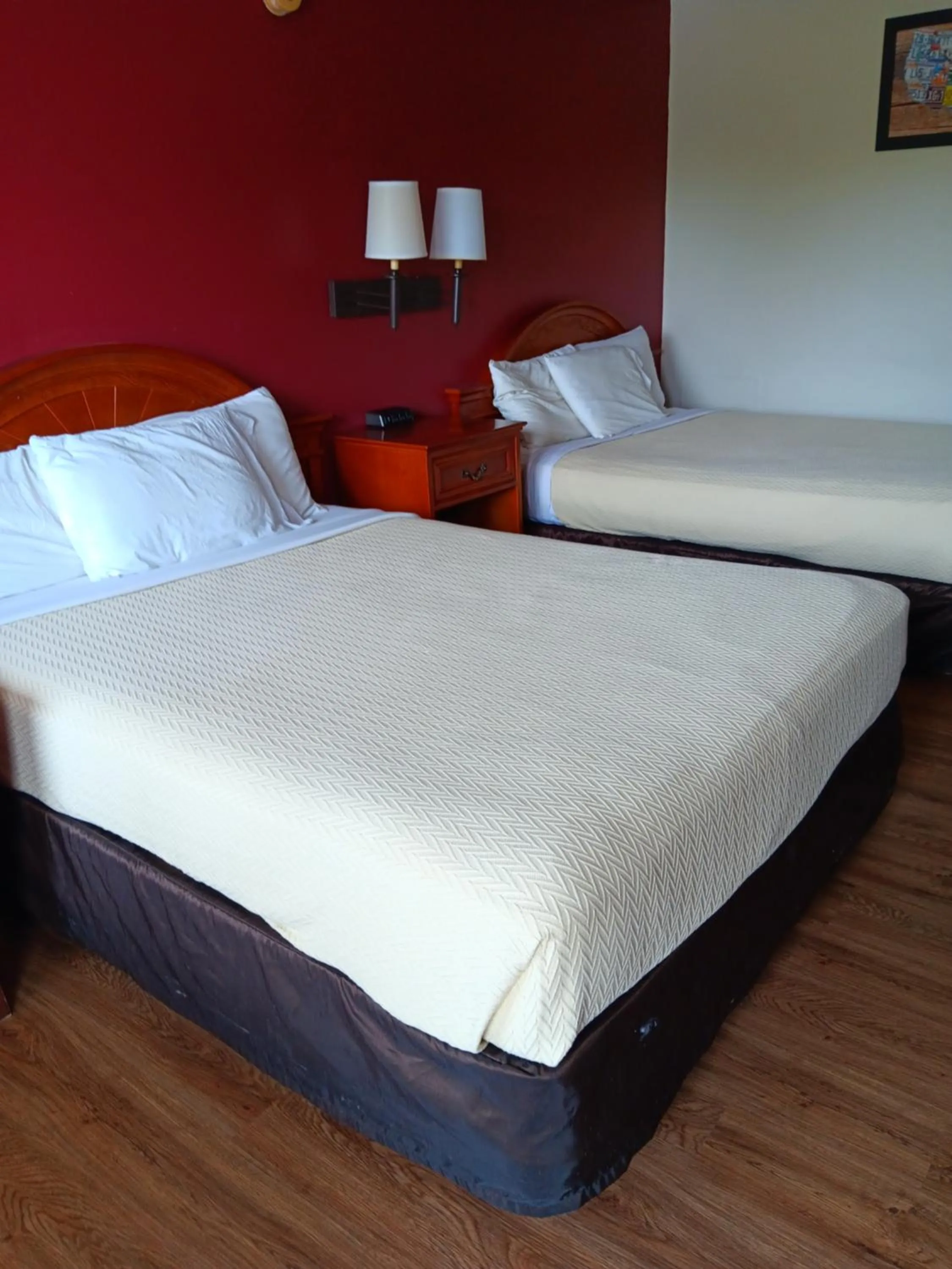 Bed in King's Inn Motel