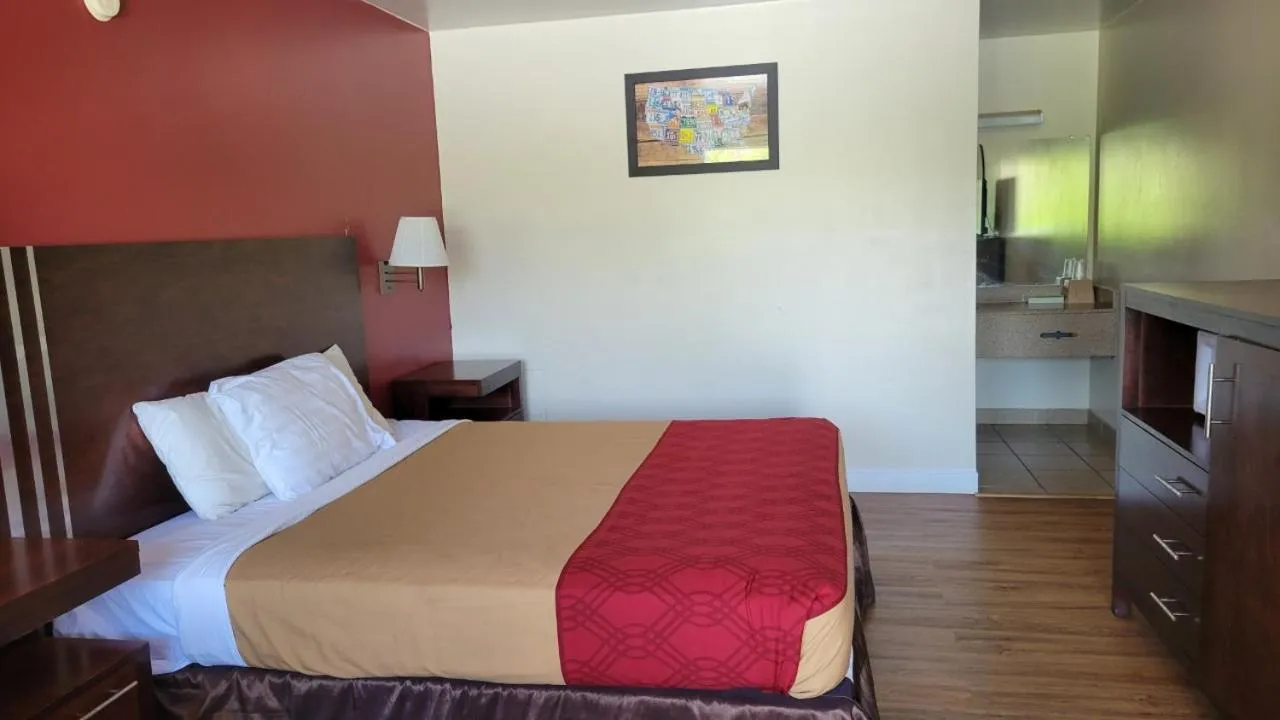 Bed in King's Inn Motel