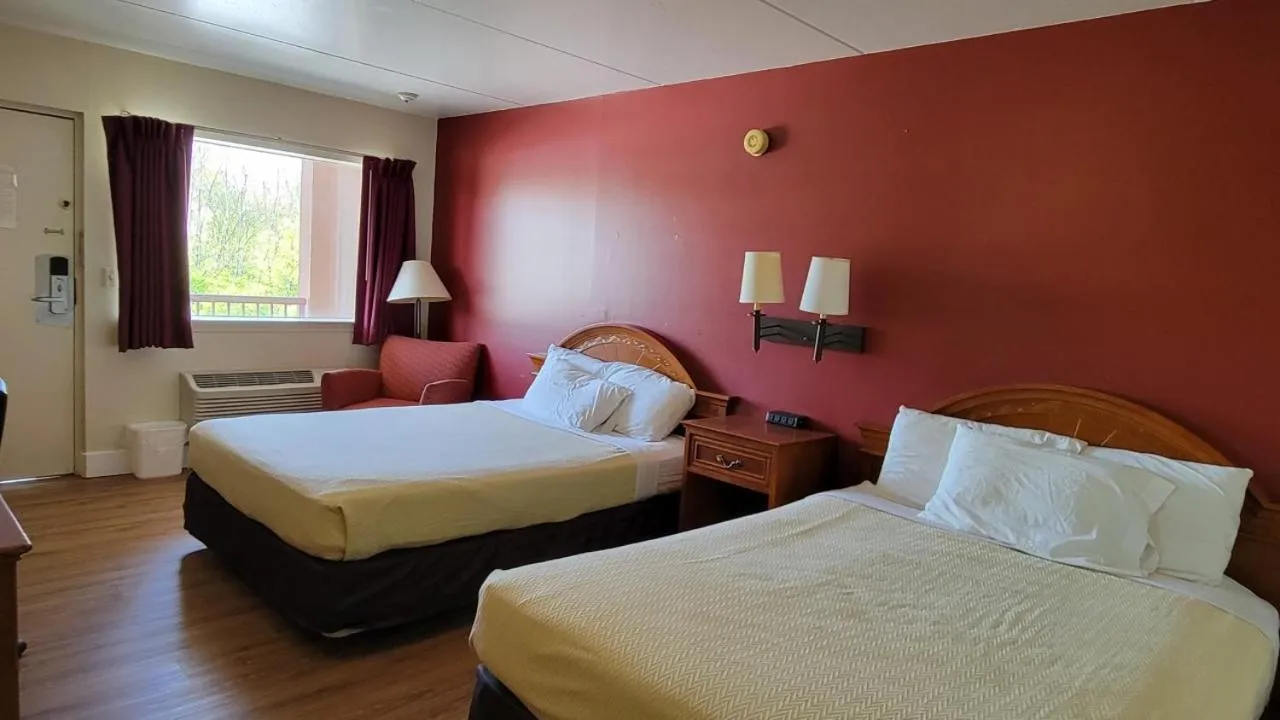 Bed in King's Inn Motel